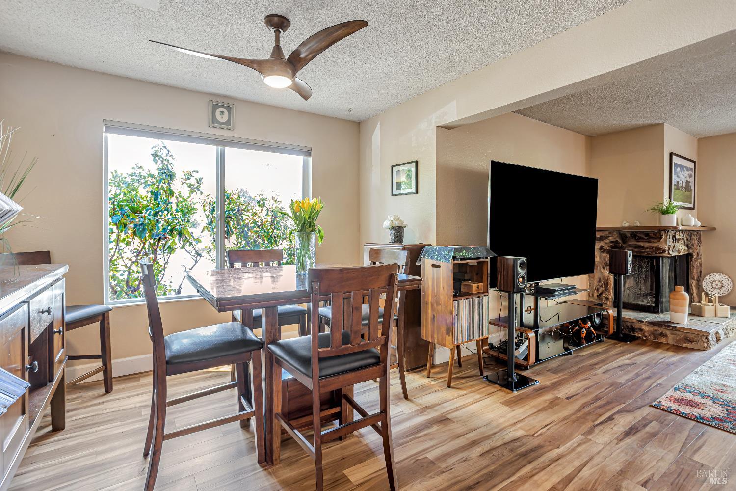 Detail Gallery Image 14 of 36 For 1 Oak Crest Ct #D,  Novato,  CA 94947 - 3 Beds | 2/1 Baths