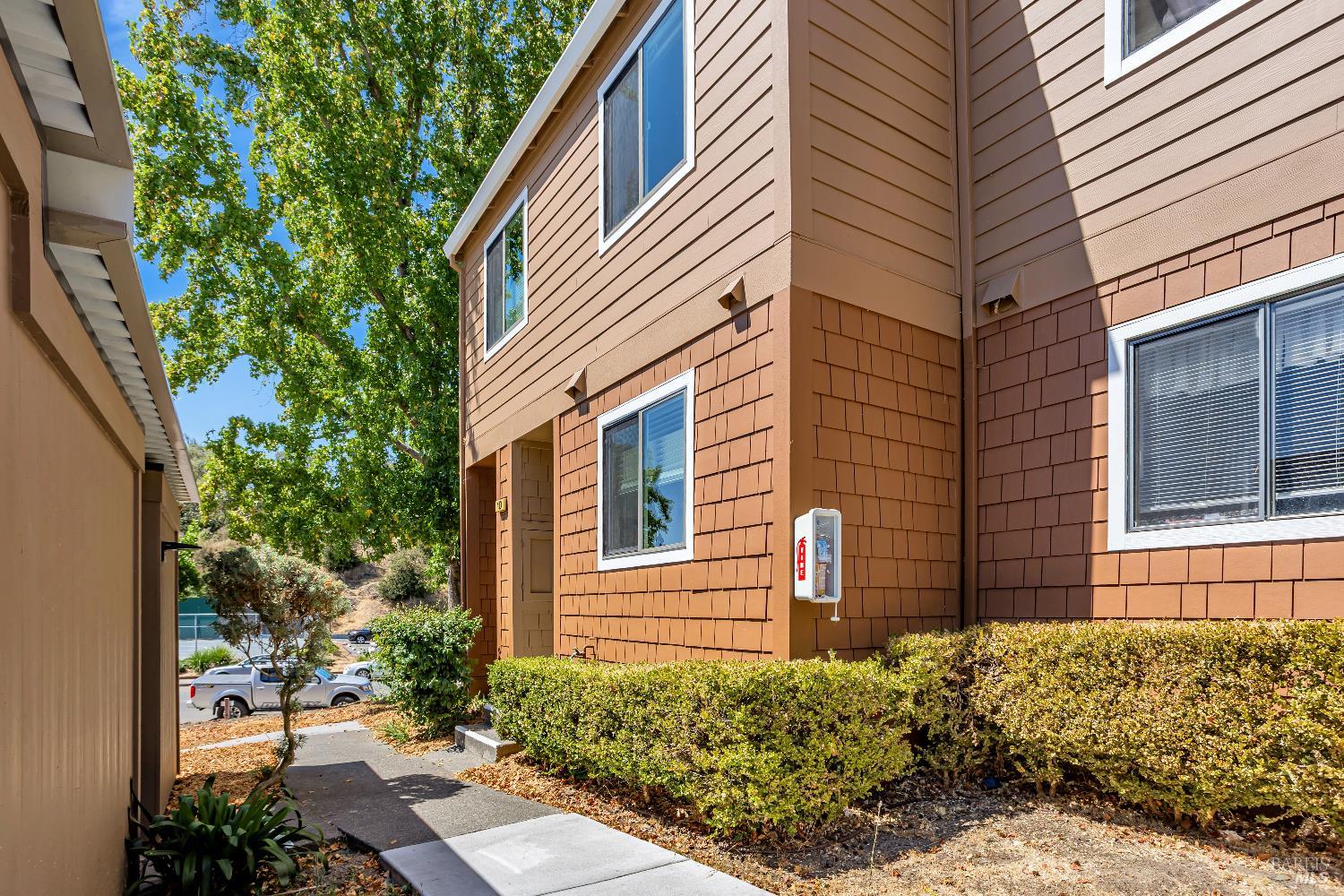 Detail Gallery Image 2 of 36 For 1 Oak Crest Ct #D,  Novato,  CA 94947 - 3 Beds | 2/1 Baths