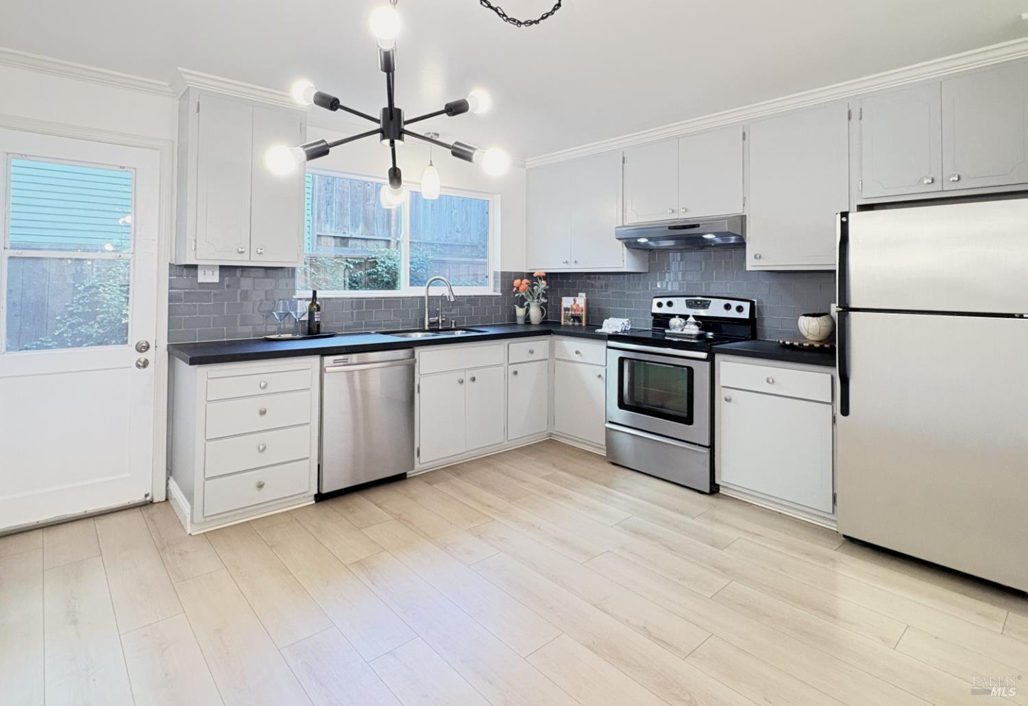 Detail Gallery Image 5 of 24 For 5242 Miles Ave #APT C,  Oakland,  CA 94618 - 2 Beds | 1 Baths