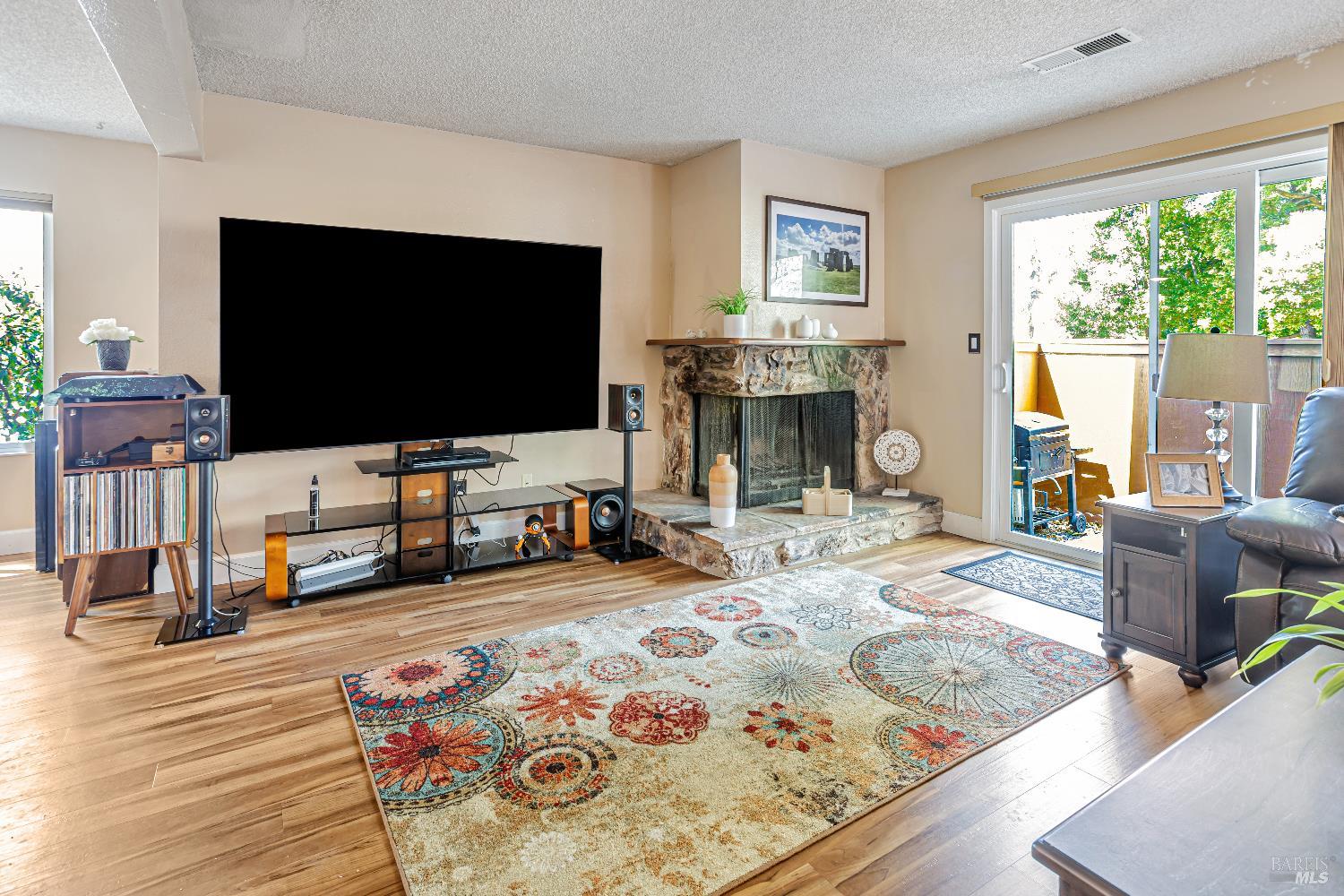 Detail Gallery Image 5 of 36 For 1 Oak Crest Ct #D,  Novato,  CA 94947 - 3 Beds | 2/1 Baths