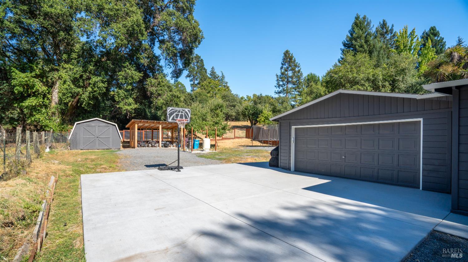 Detail Gallery Image 9 of 35 For 1550 Laguna Rd, Santa Rosa,  CA 95401 - 3 Beds | 2 Baths