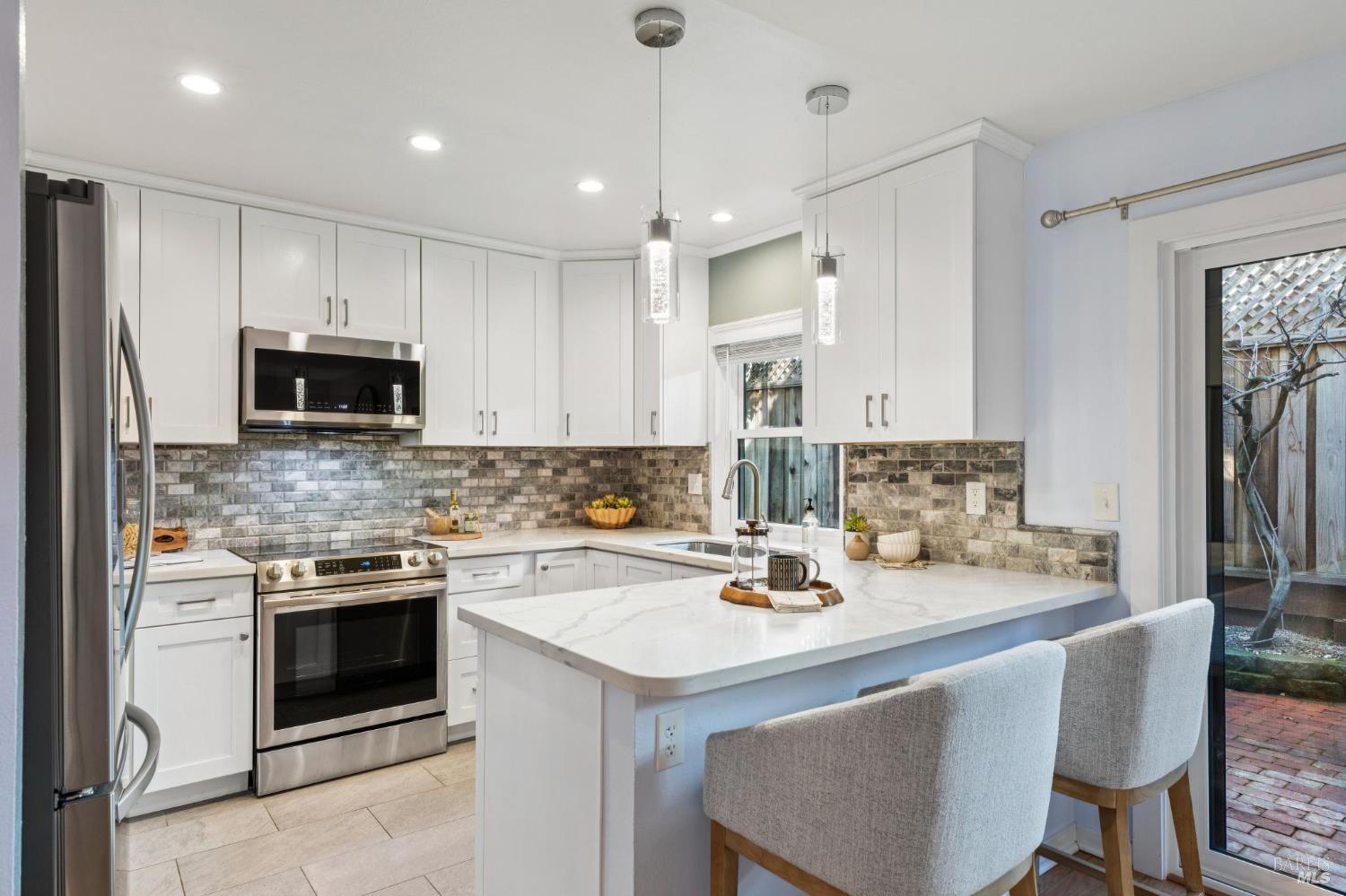 Detail Gallery Image 8 of 32 For 818 2nd St, Sonoma,  CA 95476 - 3 Beds | 2/1 Baths