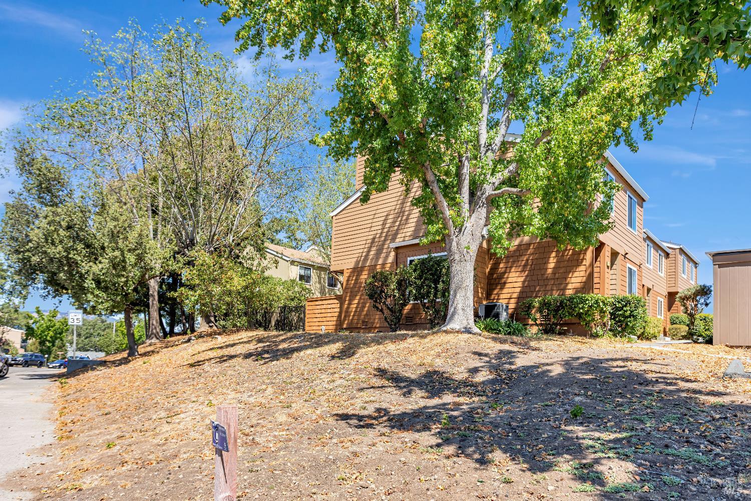 Detail Gallery Image 34 of 36 For 1 Oak Crest Ct #D,  Novato,  CA 94947 - 3 Beds | 2/1 Baths