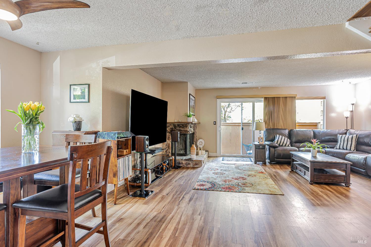 Detail Gallery Image 4 of 36 For 1 Oak Crest Ct #D,  Novato,  CA 94947 - 3 Beds | 2/1 Baths