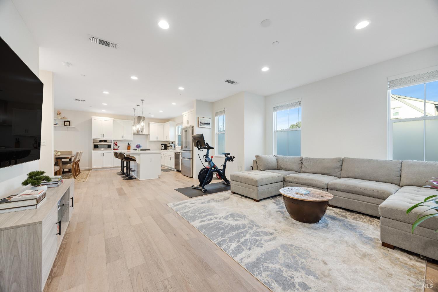 Detail Gallery Image 8 of 44 For 1747 Linden Ln, Santa Rosa,  CA 95404 - 3 Beds | 2/1 Baths