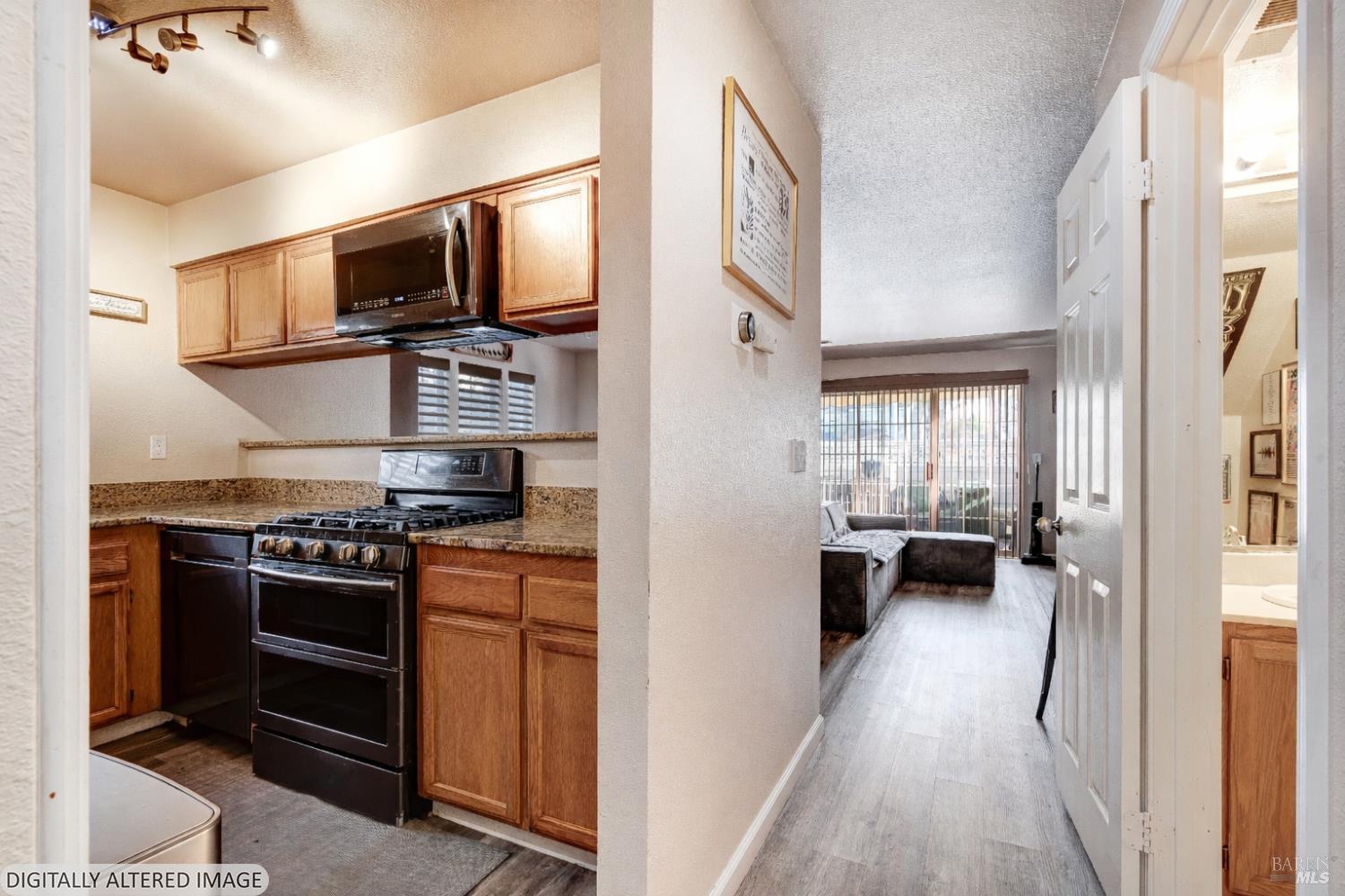 Detail Gallery Image 5 of 44 For 590 Laurel Grove Cir, Santa Rosa,  CA 95407 - 2 Beds | 2/1 Baths