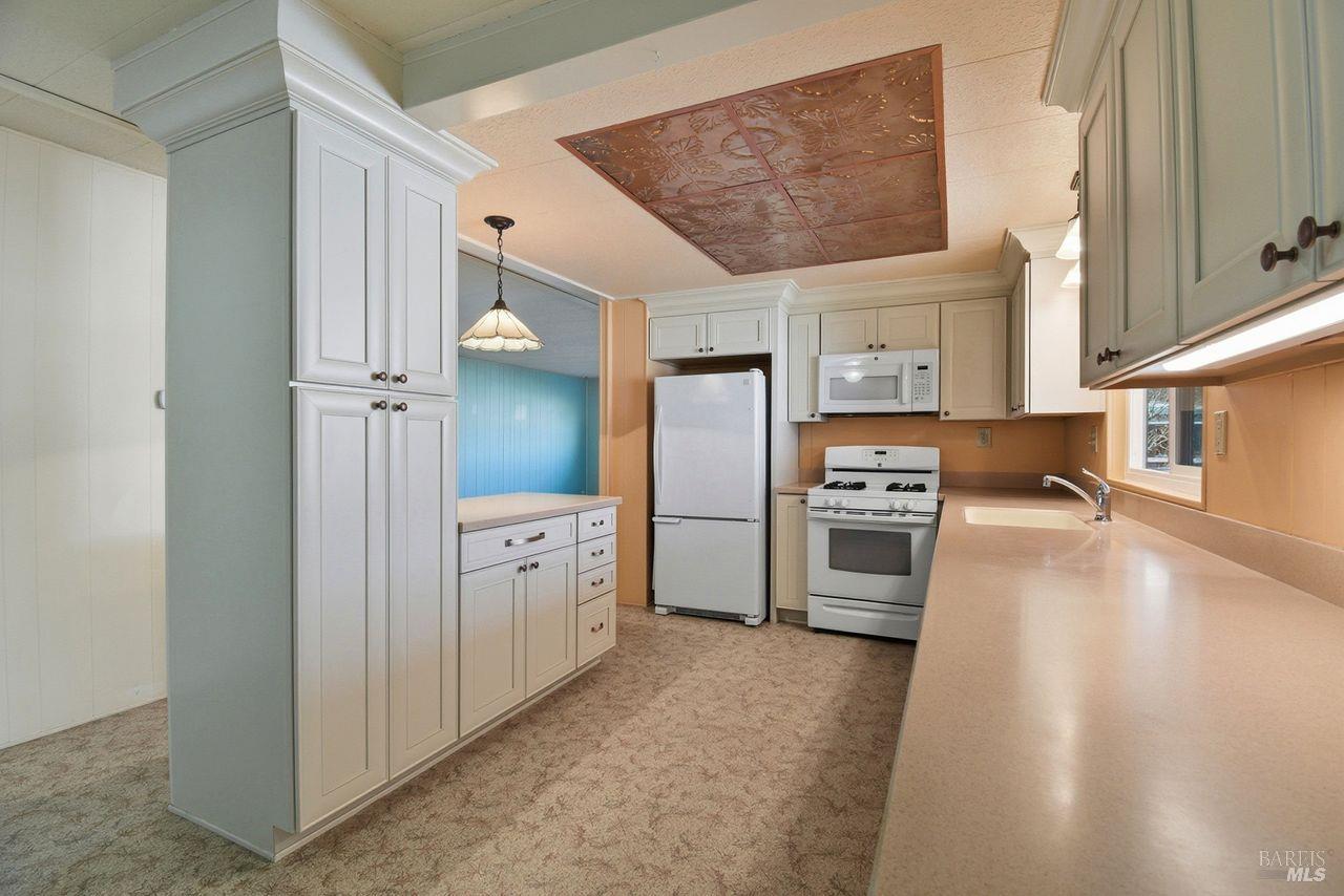 Detail Gallery Image 7 of 17 For 34 Maywood Dr, Santa Rosa,  CA 95409 - 2 Beds | 2 Baths