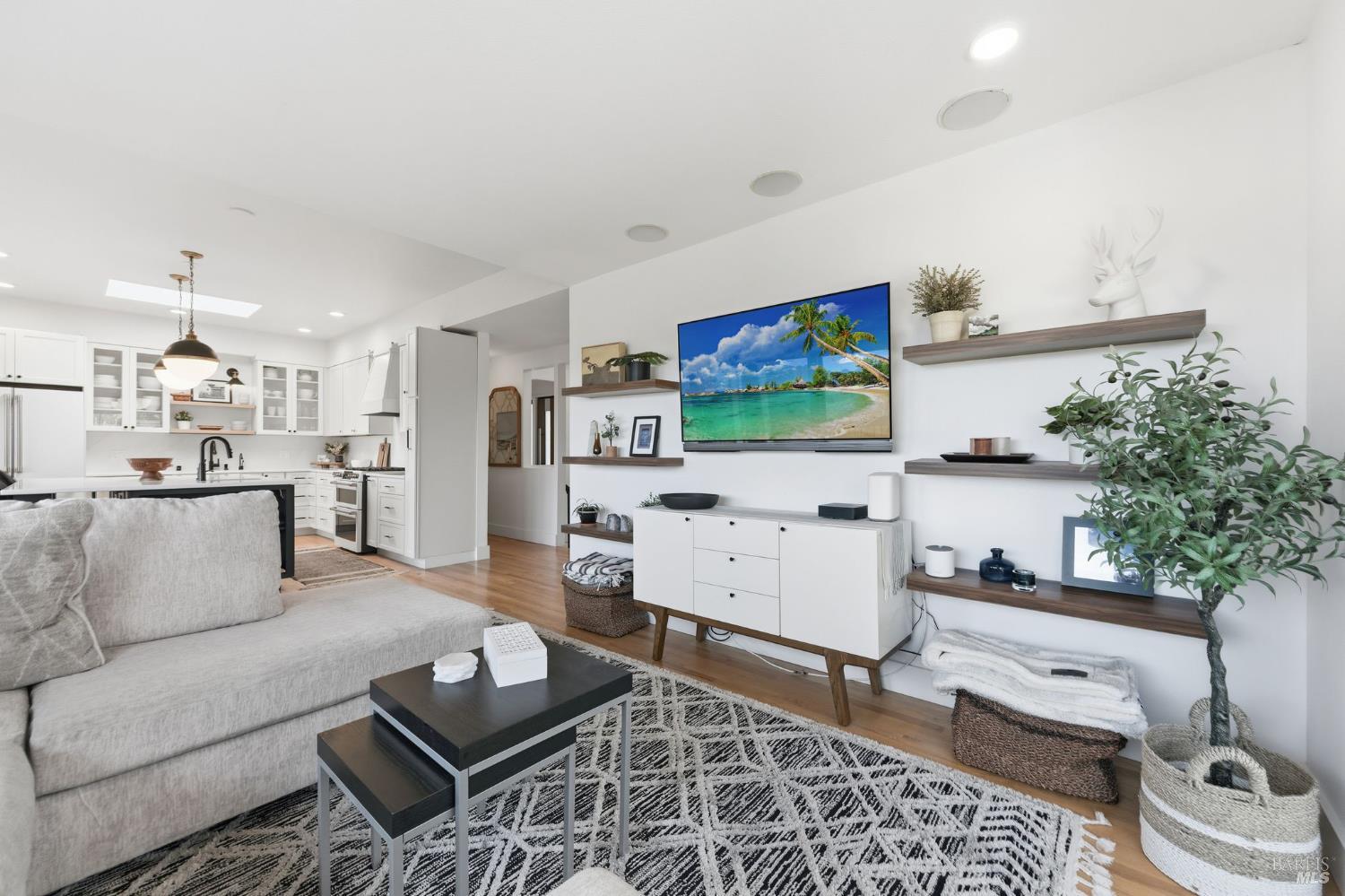 Detail Gallery Image 14 of 42 For 194 Maestro Rd, Novato,  CA 94947 - 4 Beds | 3 Baths