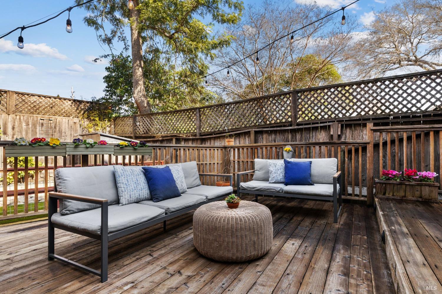 Detail Gallery Image 14 of 54 For 12 Rain Tree Ct, Petaluma,  CA 94952 - 3 Beds | 1/1 Baths