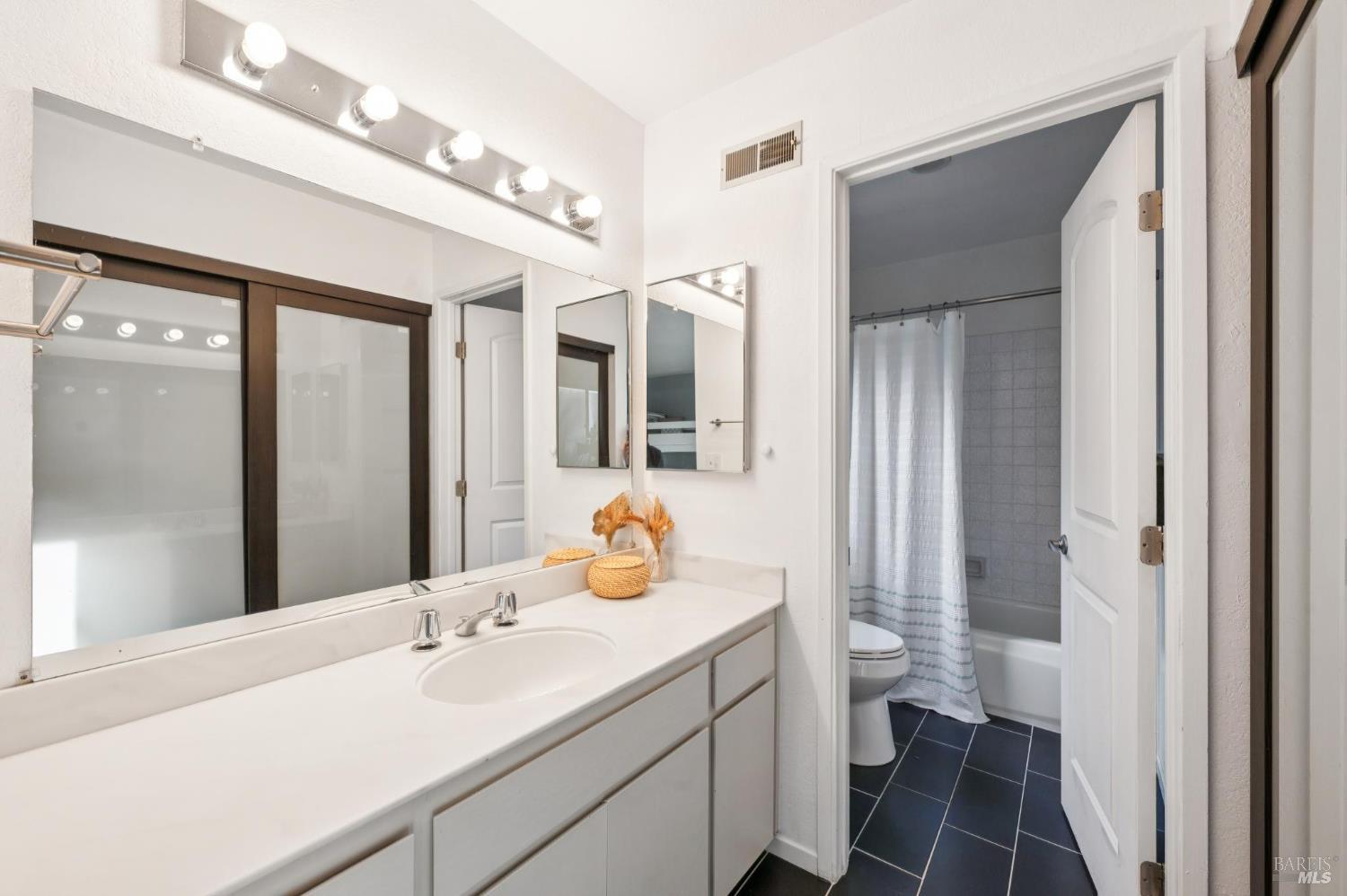 Detail Gallery Image 35 of 52 For 72 Flicker Dr, Novato,  CA 94949 - 2 Beds | 3/1 Baths