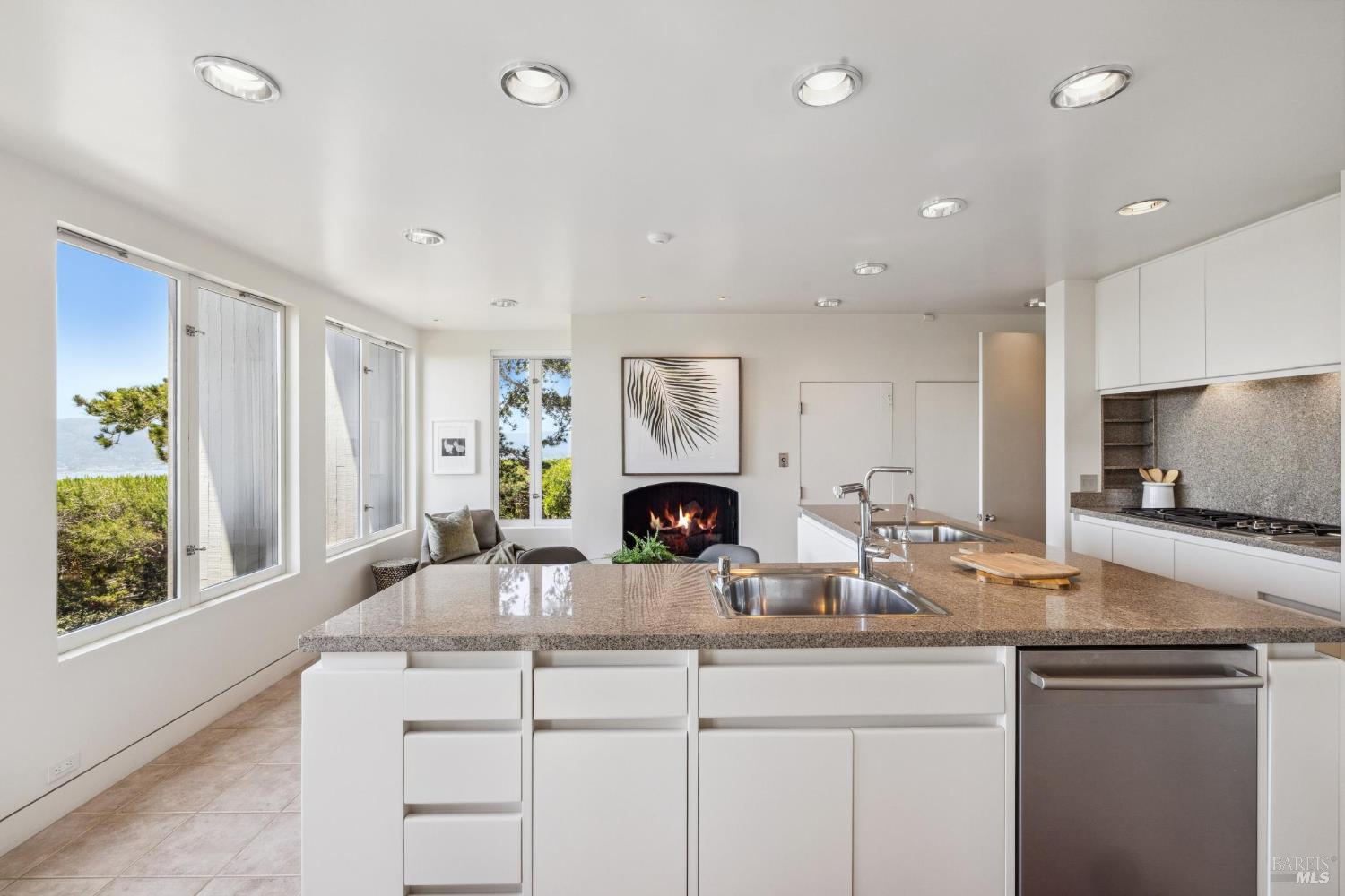 Detail Gallery Image 26 of 99 For 83 Mount Tiburon Rd, Tiburon,  CA 94920 - 6 Beds | 5/1 Baths