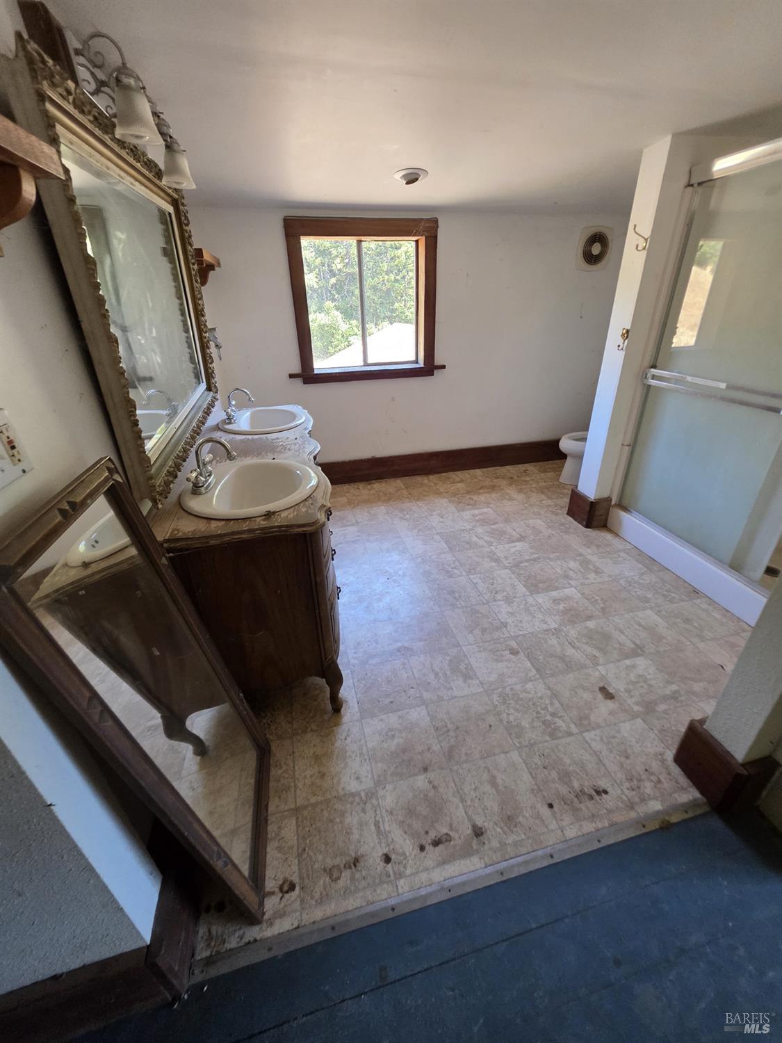 Detail Gallery Image 21 of 45 For 13333 Low Gap Rd, Ukiah,  CA 95482 - 5 Beds | 2/1 Baths