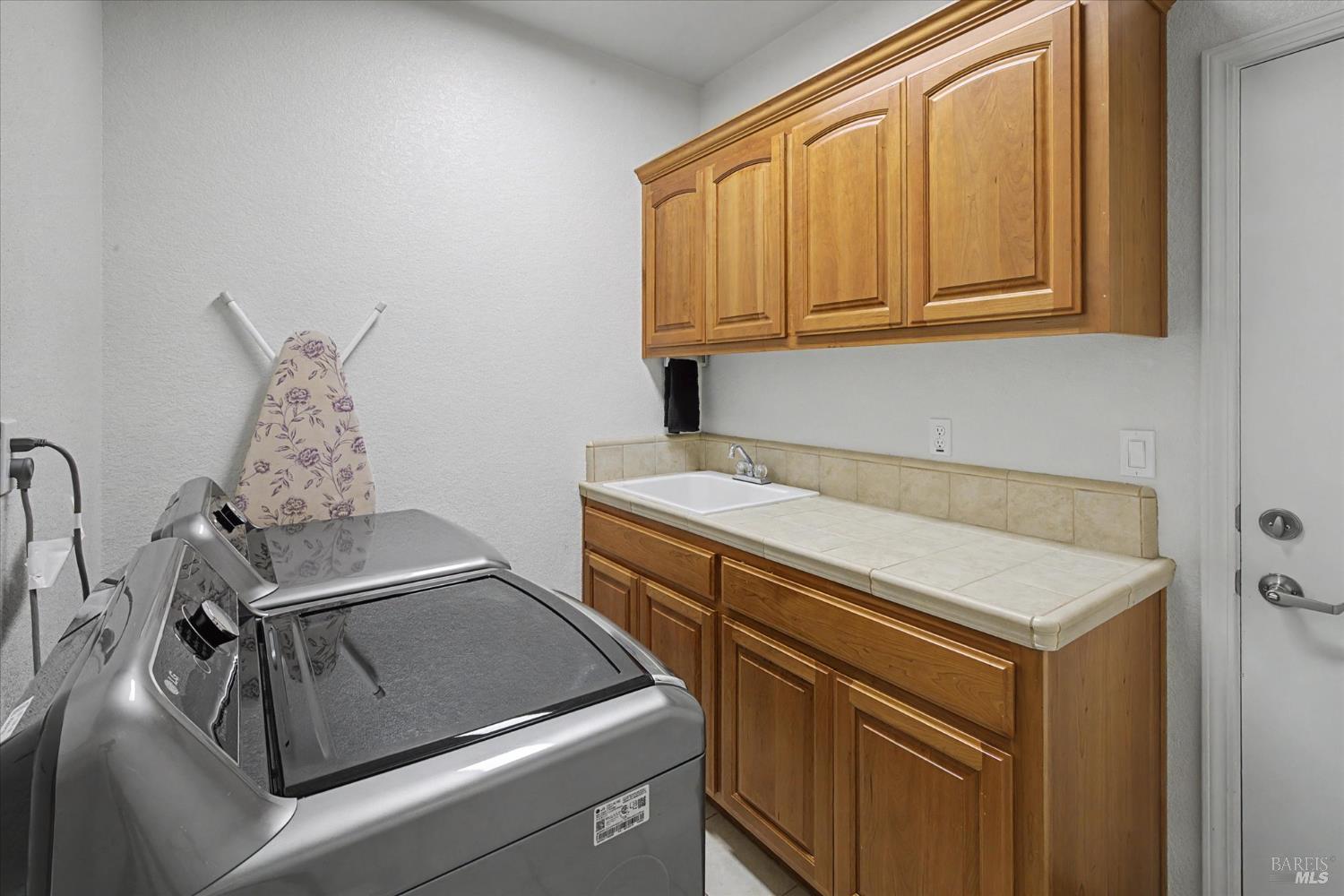 Detail Gallery Image 34 of 65 For 931 Zephyr Ln, Vacaville,  CA 95687 - 4 Beds | 2/1 Baths