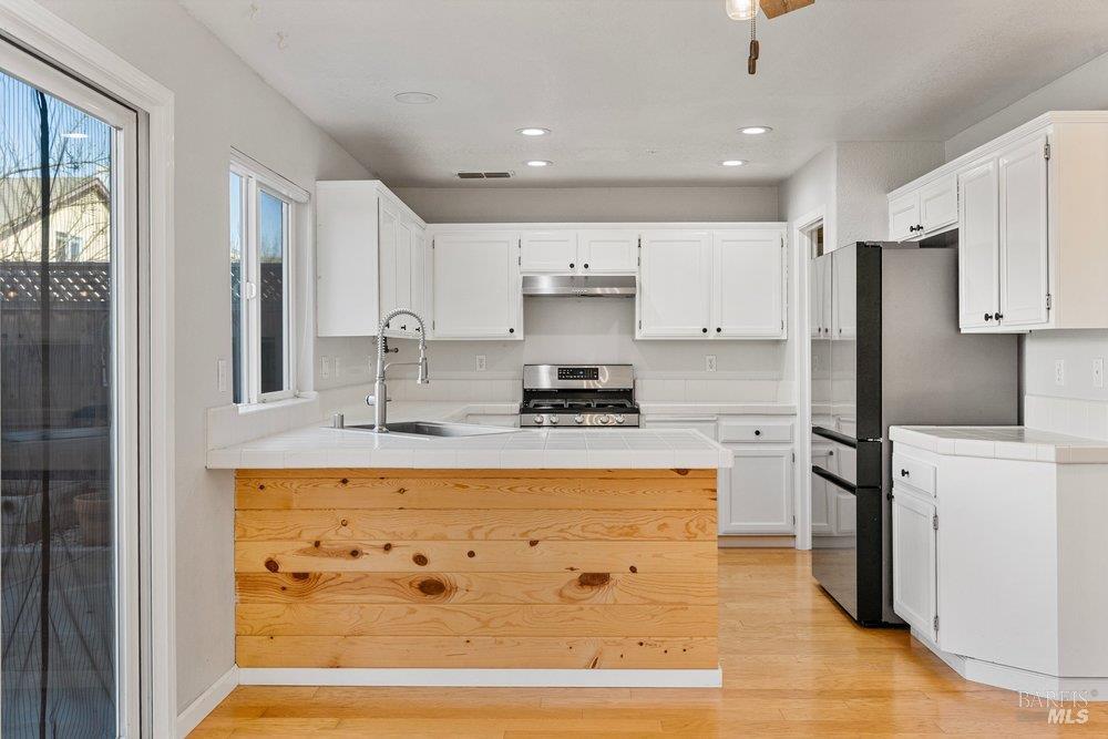 Detail Gallery Image 16 of 77 For 1210 Maple Dr, Rohnert Park,  CA 94928 - 3 Beds | 2/1 Baths