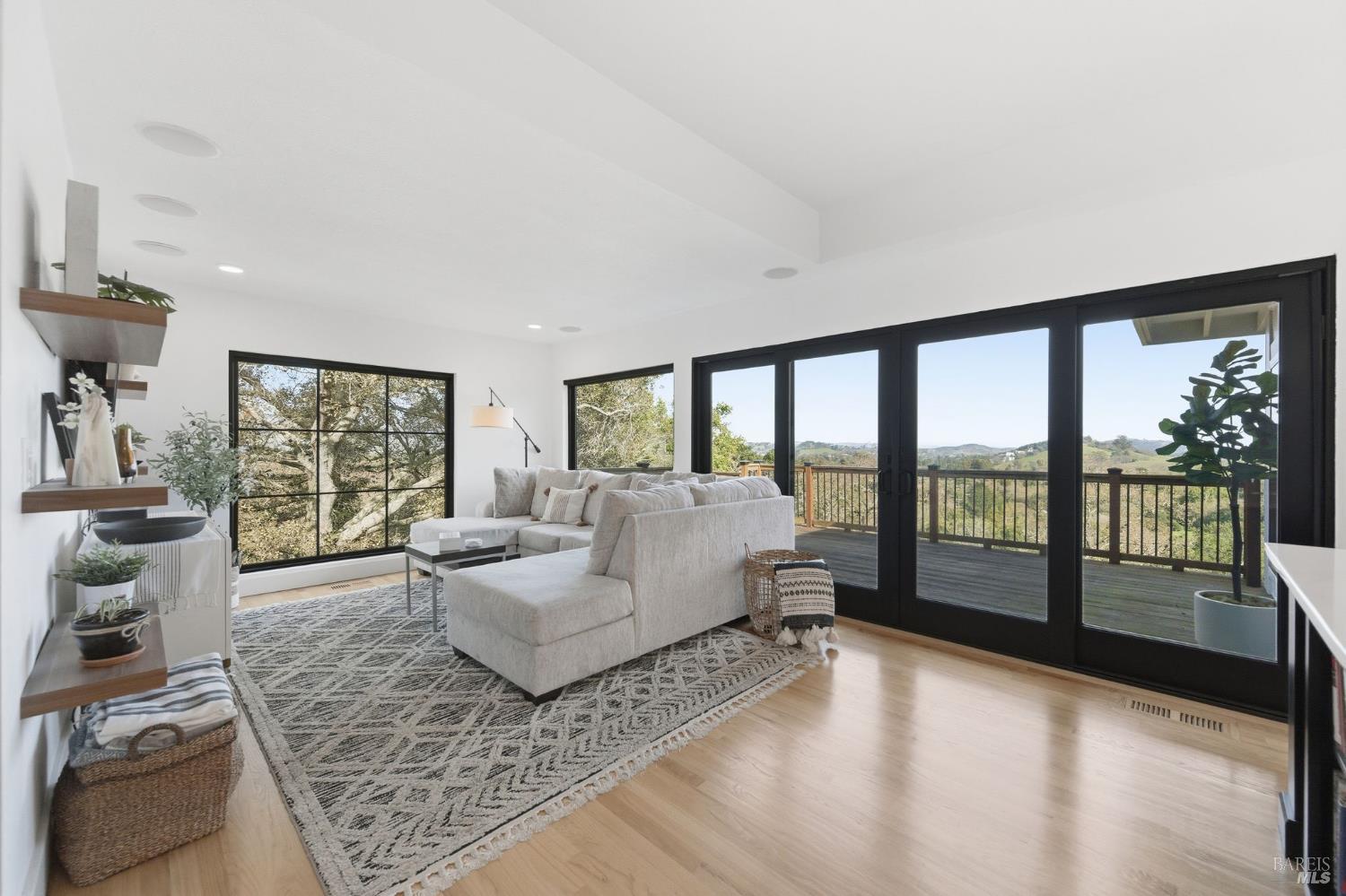 Detail Gallery Image 12 of 42 For 194 Maestro Rd, Novato,  CA 94947 - 4 Beds | 3 Baths