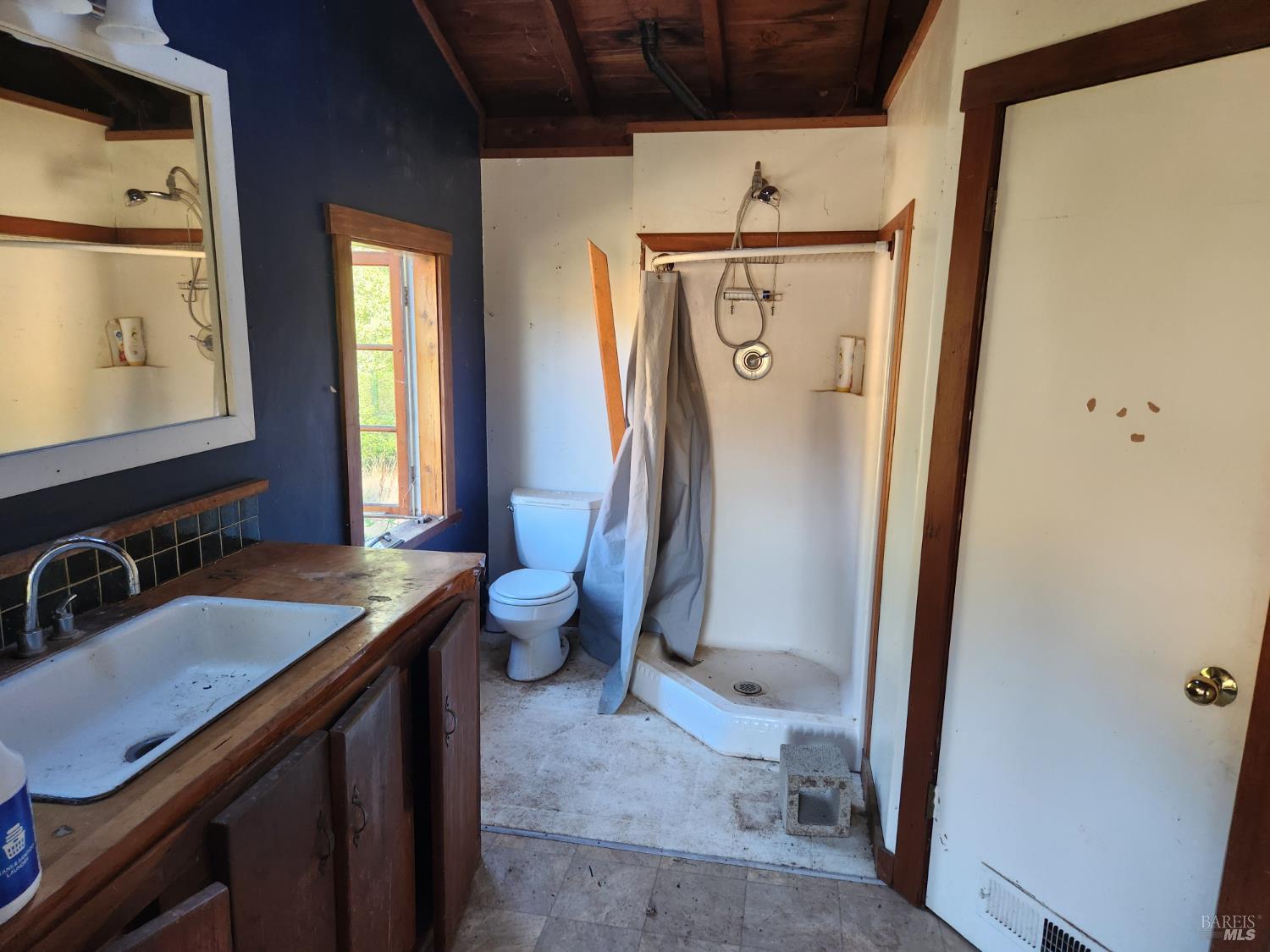 Detail Gallery Image 12 of 45 For 13333 Low Gap Rd, Ukiah,  CA 95482 - 5 Beds | 2/1 Baths