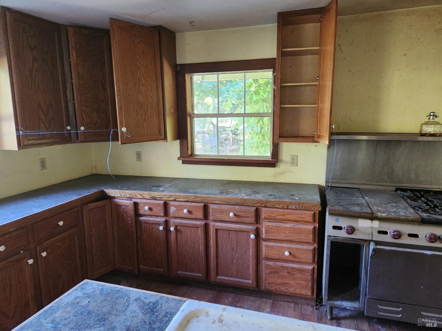 Detail Gallery Image 9 of 45 For 13333 Low Gap Rd, Ukiah,  CA 95482 - 5 Beds | 2/1 Baths