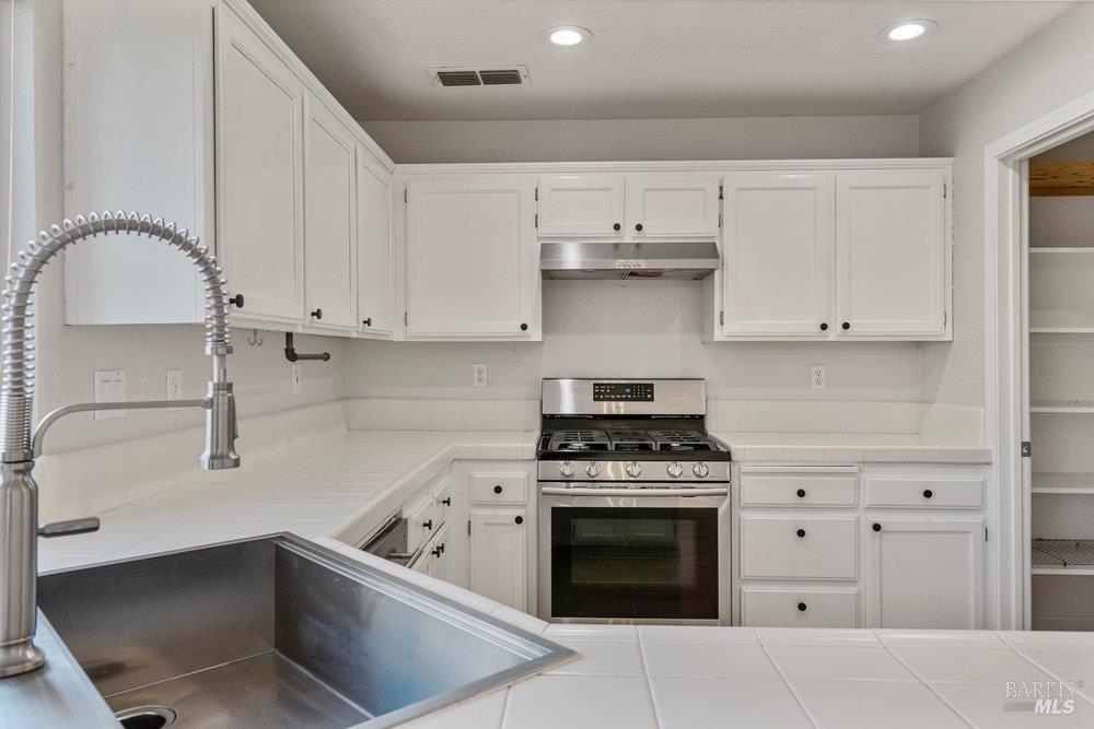 Detail Gallery Image 15 of 77 For 1210 Maple Dr, Rohnert Park,  CA 94928 - 3 Beds | 2/1 Baths