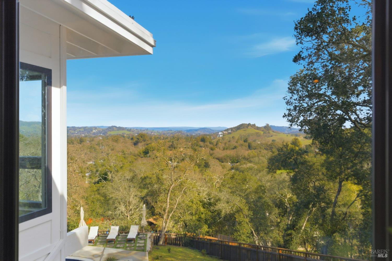 Detail Gallery Image 6 of 42 For 194 Maestro Rd, Novato,  CA 94947 - 4 Beds | 3 Baths