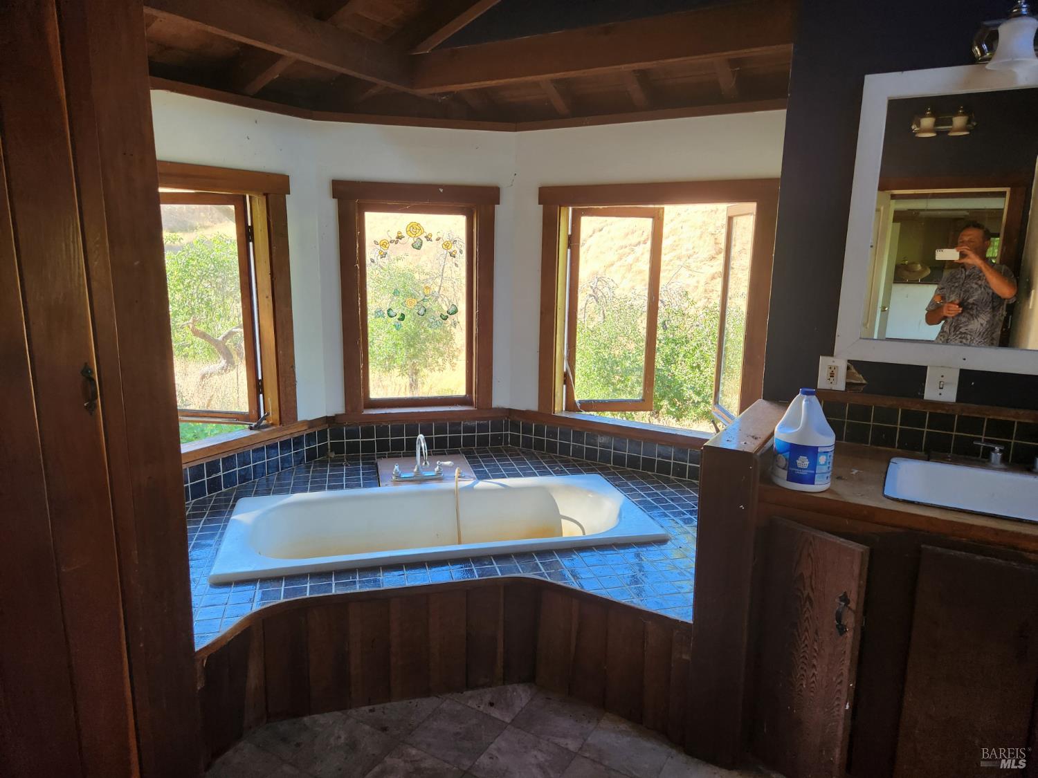 Detail Gallery Image 11 of 45 For 13333 Low Gap Rd, Ukiah,  CA 95482 - 5 Beds | 2/1 Baths