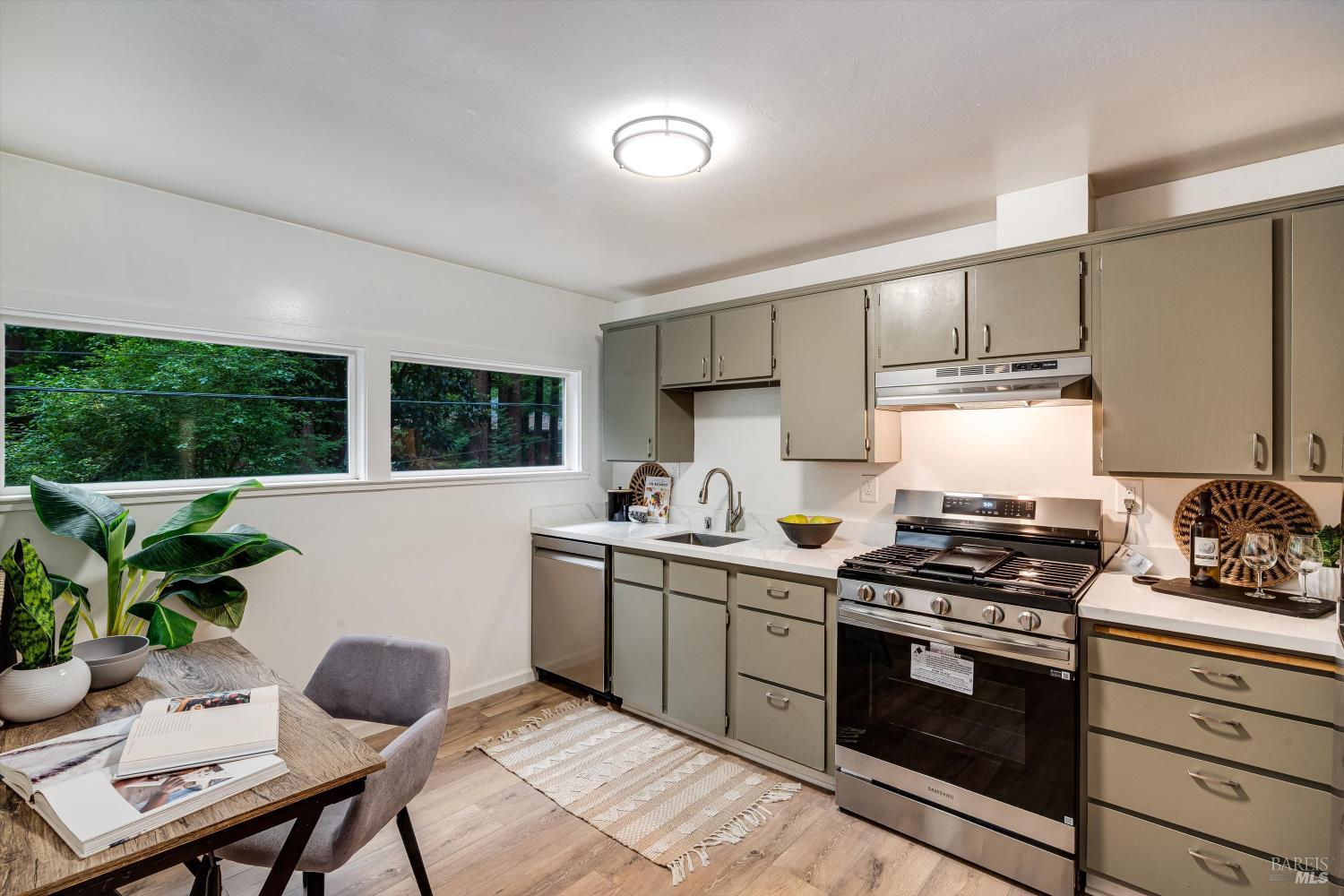 Detail Gallery Image 4 of 37 For 15300 Canyon 3 Rd, Rio Nido,  CA 95471 - 2 Beds | 1 Baths