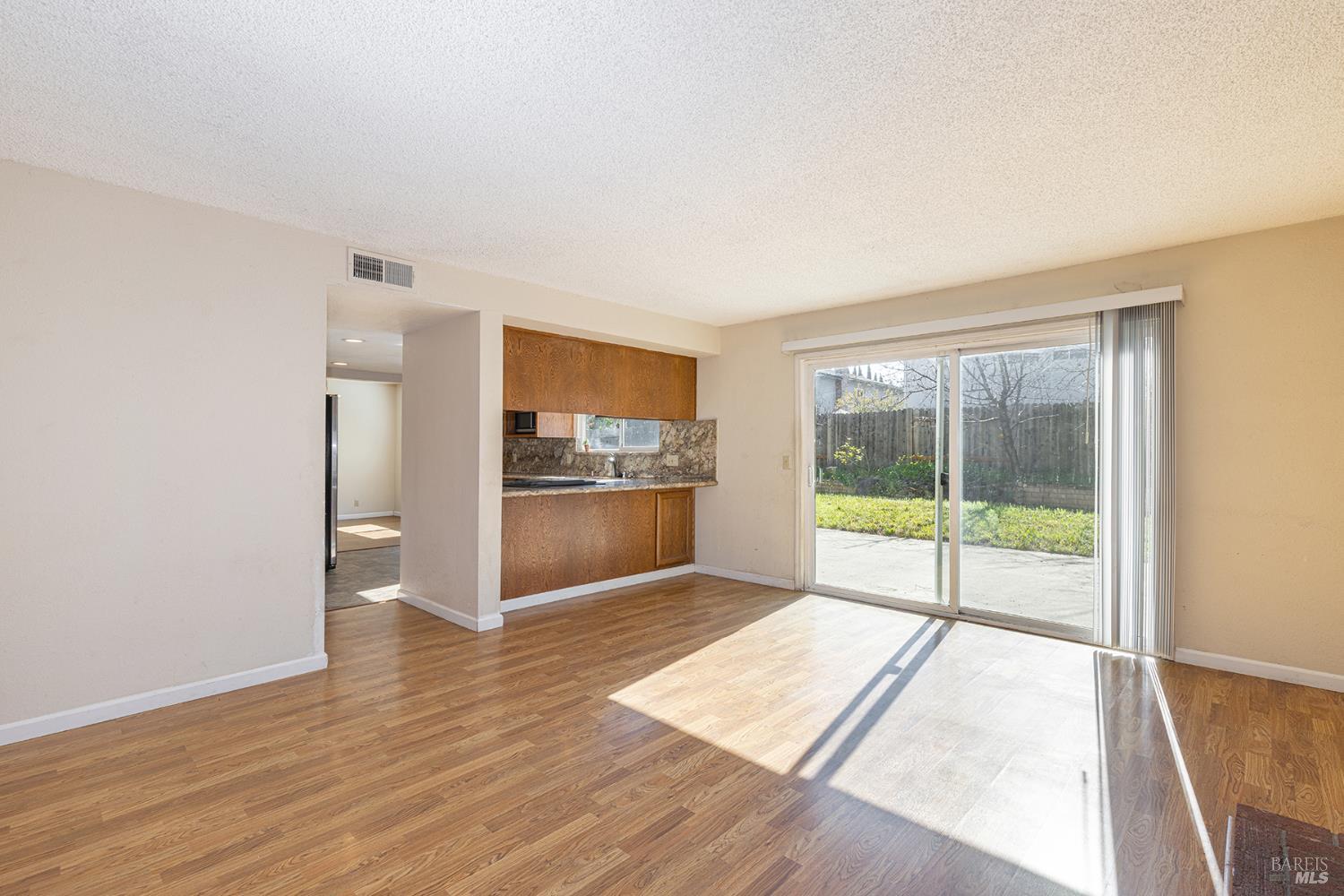 Detail Gallery Image 15 of 41 For 380 Claridge Ct, Vacaville,  CA 95687 - 4 Beds | 2/1 Baths