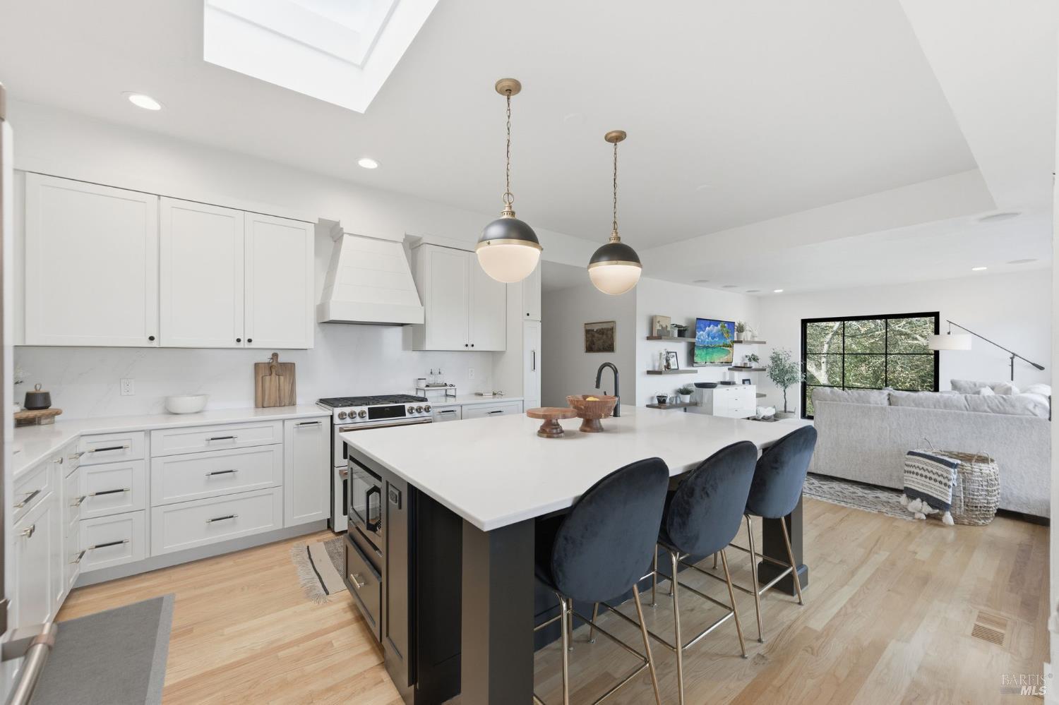 Detail Gallery Image 10 of 42 For 194 Maestro Rd, Novato,  CA 94947 - 4 Beds | 3 Baths