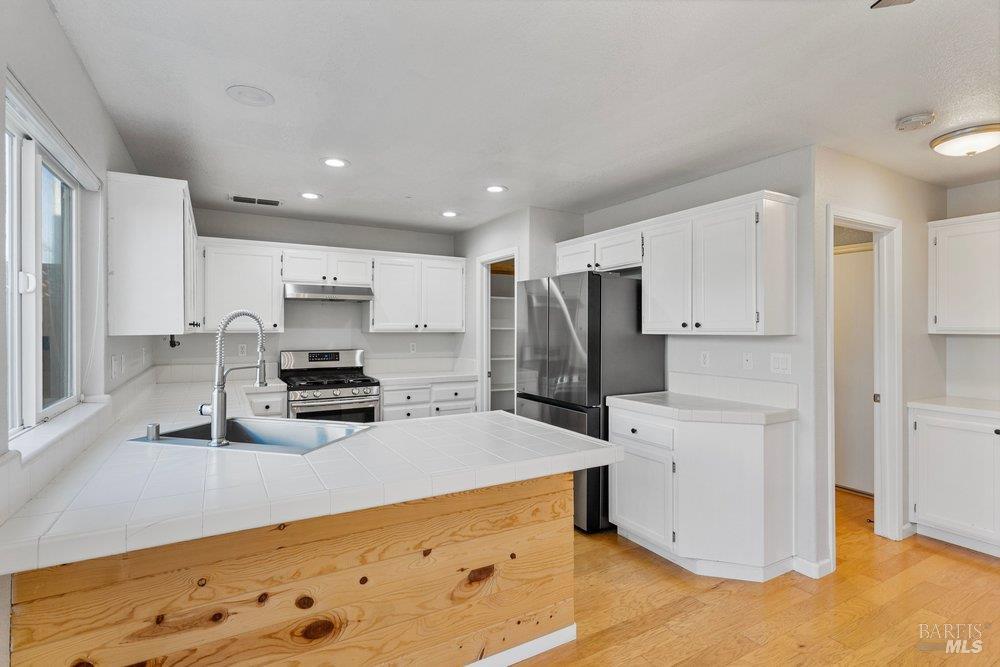 Detail Gallery Image 18 of 77 For 1210 Maple Dr, Rohnert Park,  CA 94928 - 3 Beds | 2/1 Baths