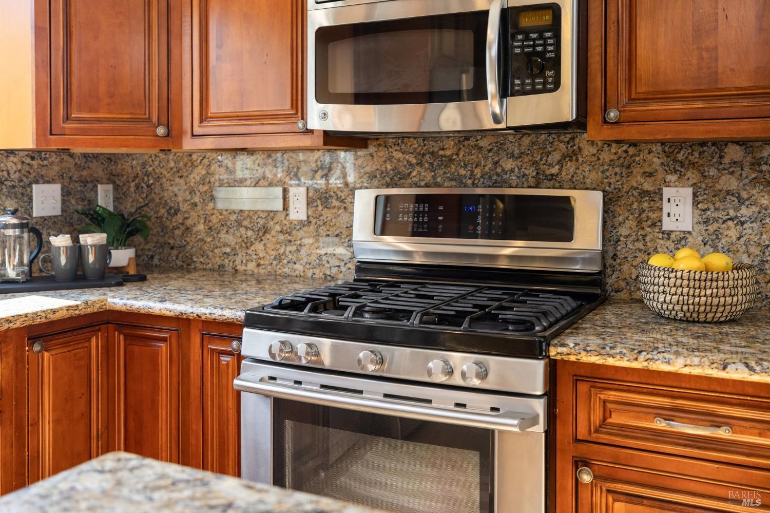 Detail Gallery Image 22 of 54 For 12 Rain Tree Ct, Petaluma,  CA 94952 - 3 Beds | 1/1 Baths