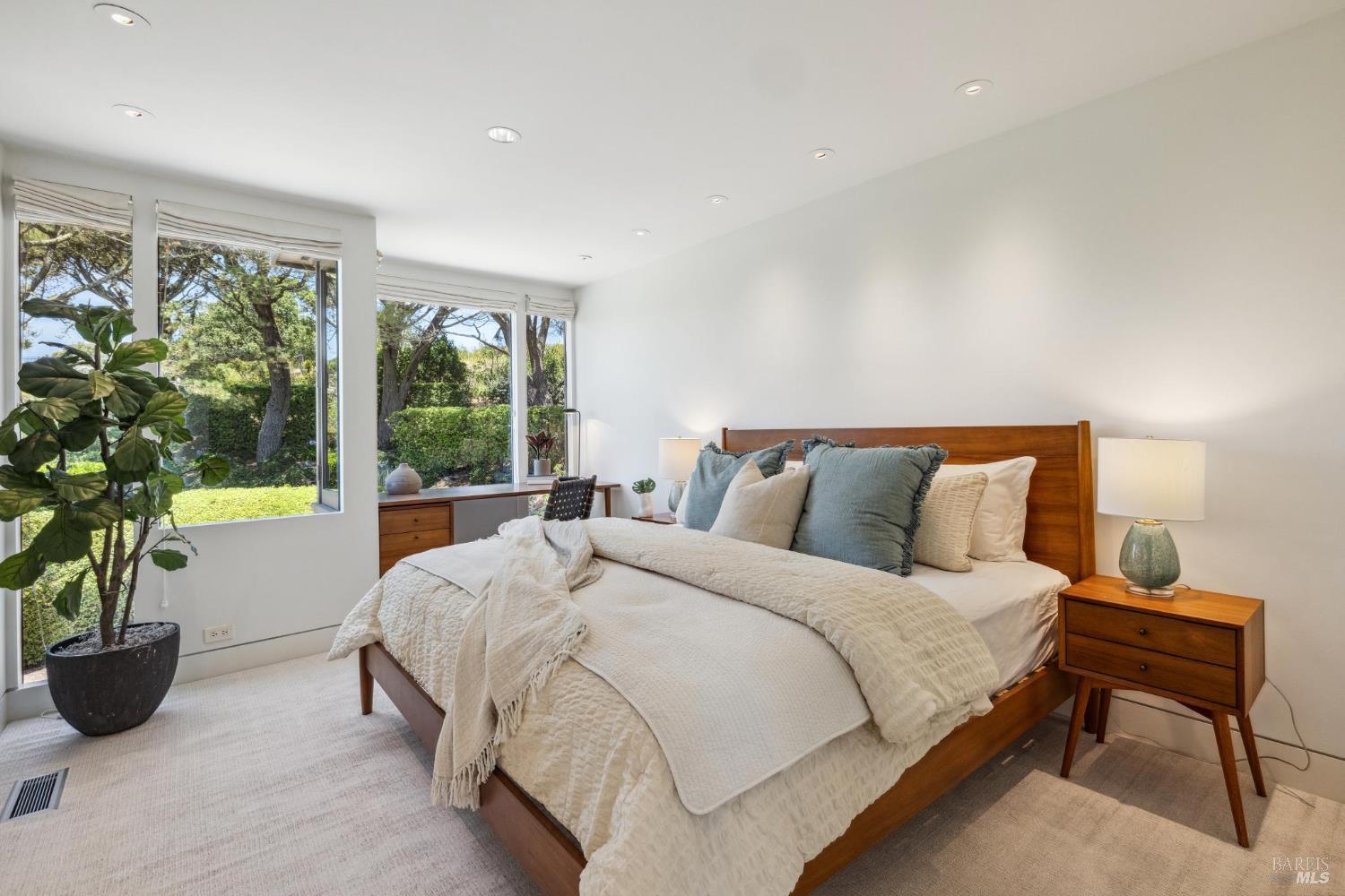 Detail Gallery Image 50 of 99 For 83 Mount Tiburon Rd, Tiburon,  CA 94920 - 6 Beds | 5/1 Baths