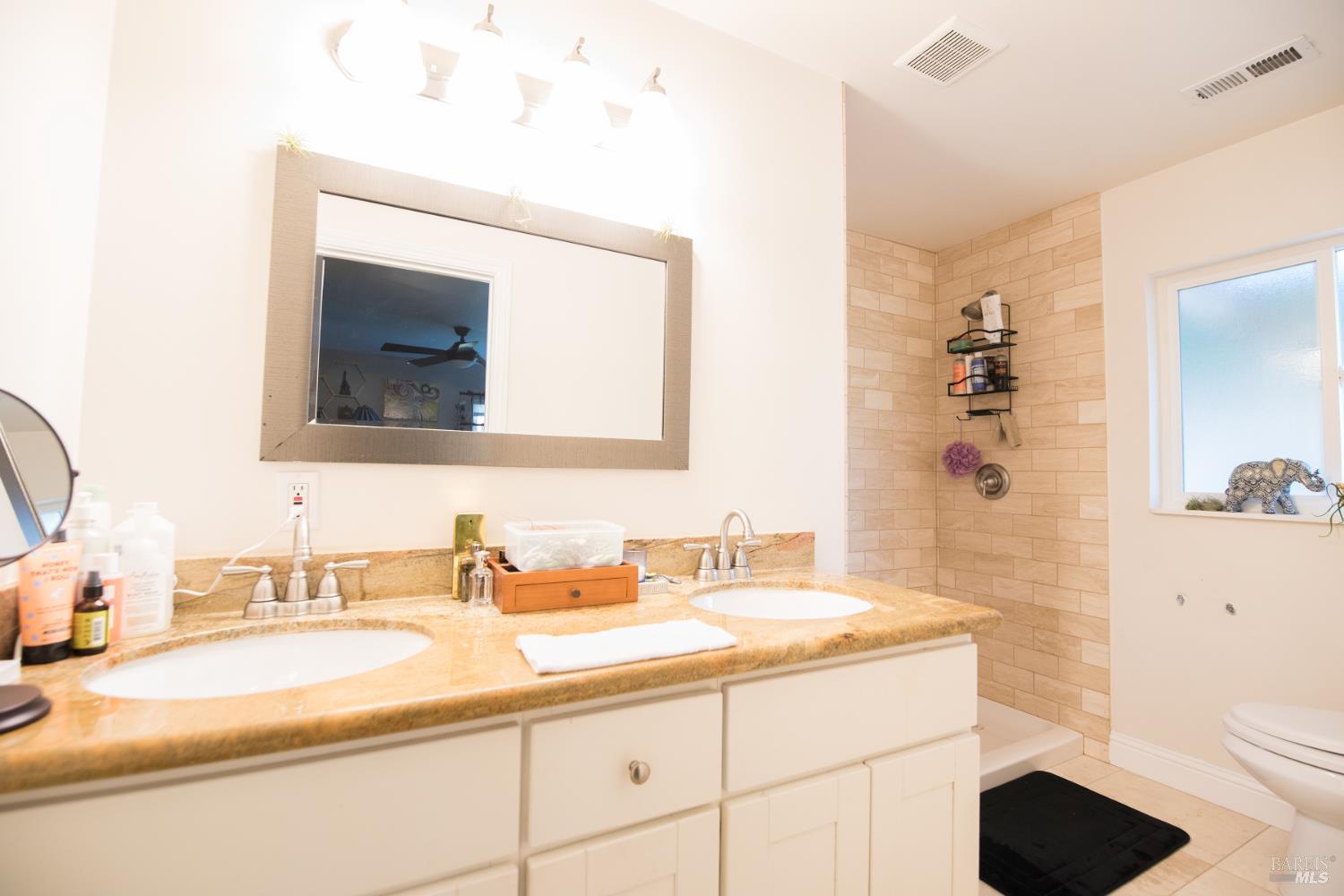 Detail Gallery Image 8 of 11 For 408 Calistoga Rd, Santa Rosa,  CA 95409 - 3 Beds | 2 Baths