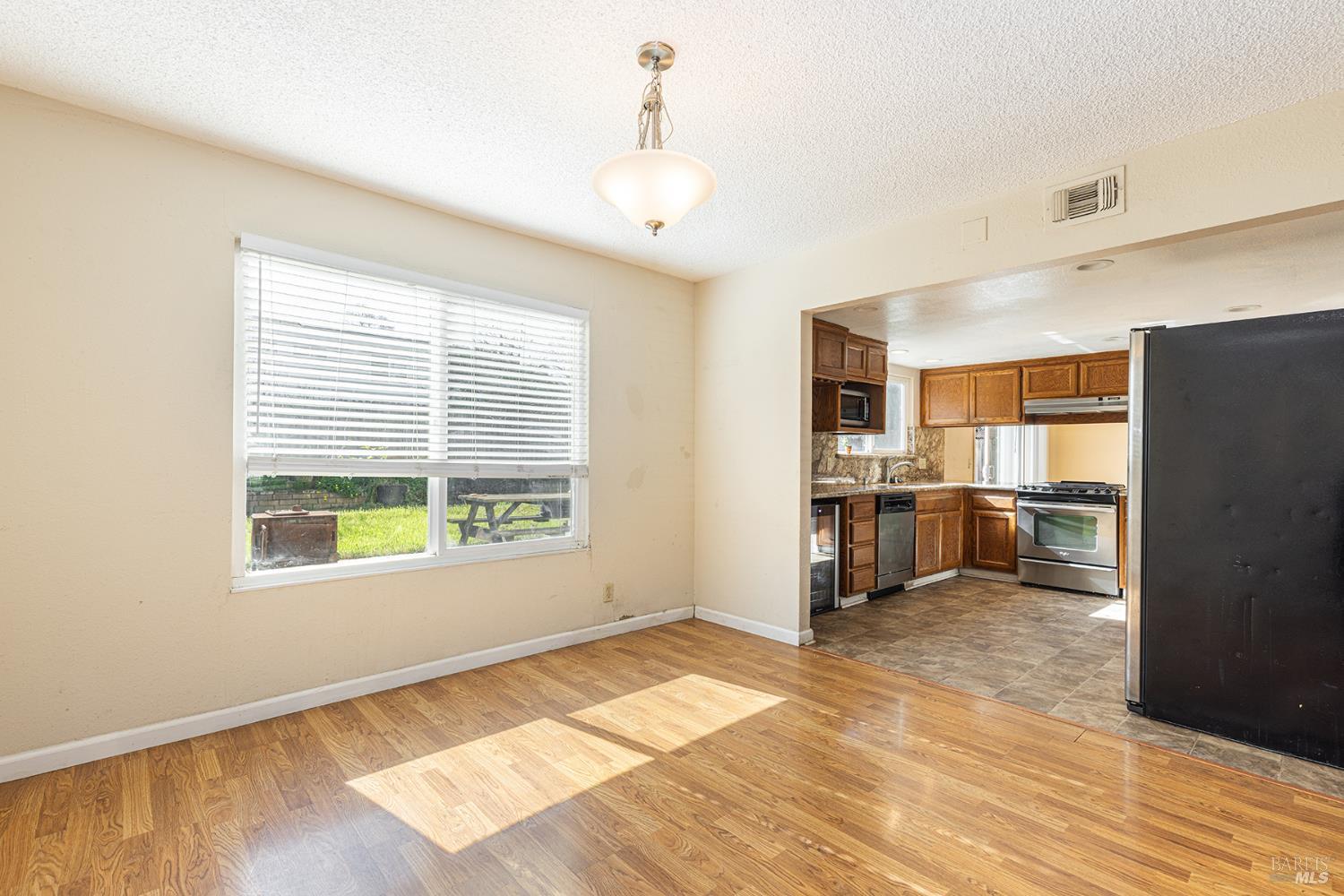 Detail Gallery Image 10 of 41 For 380 Claridge Ct, Vacaville,  CA 95687 - 4 Beds | 2/1 Baths