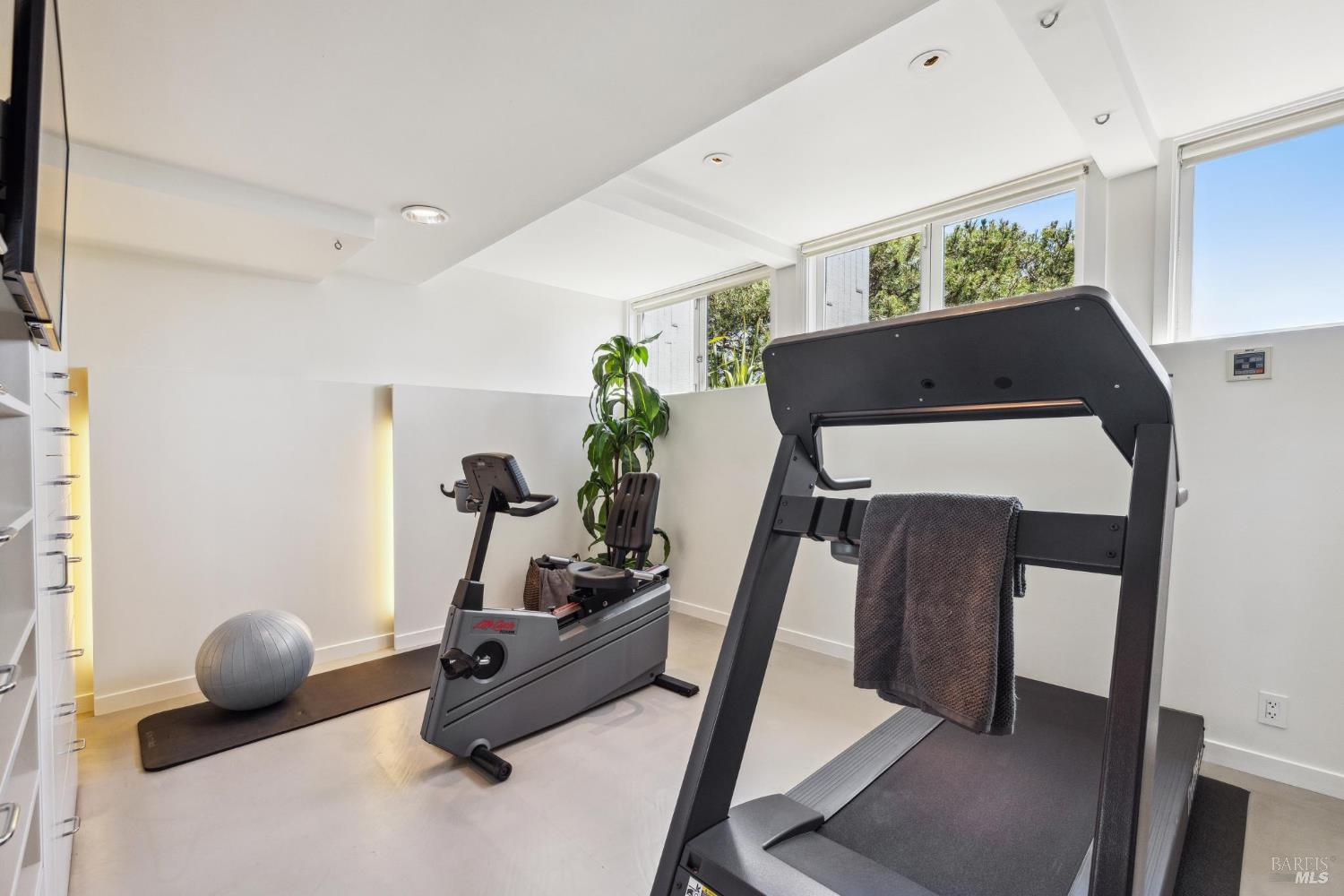 Detail Gallery Image 76 of 99 For 83 Mount Tiburon Rd, Tiburon,  CA 94920 - 6 Beds | 5/1 Baths