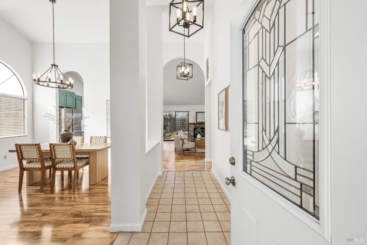 Detail Gallery Image 4 of 40 For 5537 Corbett Cir, Santa Rosa,  CA 95403 - 3 Beds | 2 Baths