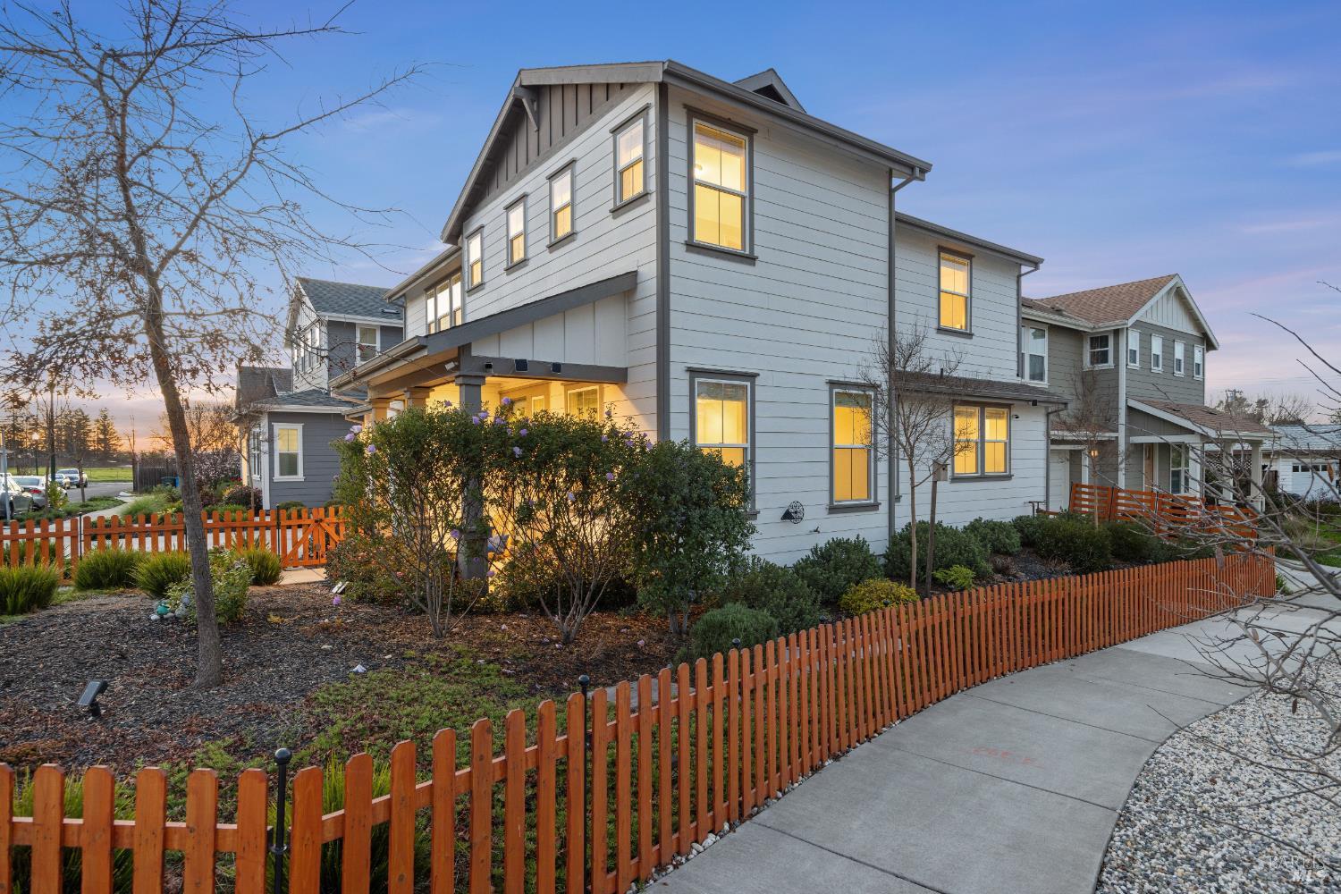 Detail Gallery Image 3 of 44 For 1747 Linden Ln, Santa Rosa,  CA 95404 - 3 Beds | 2/1 Baths