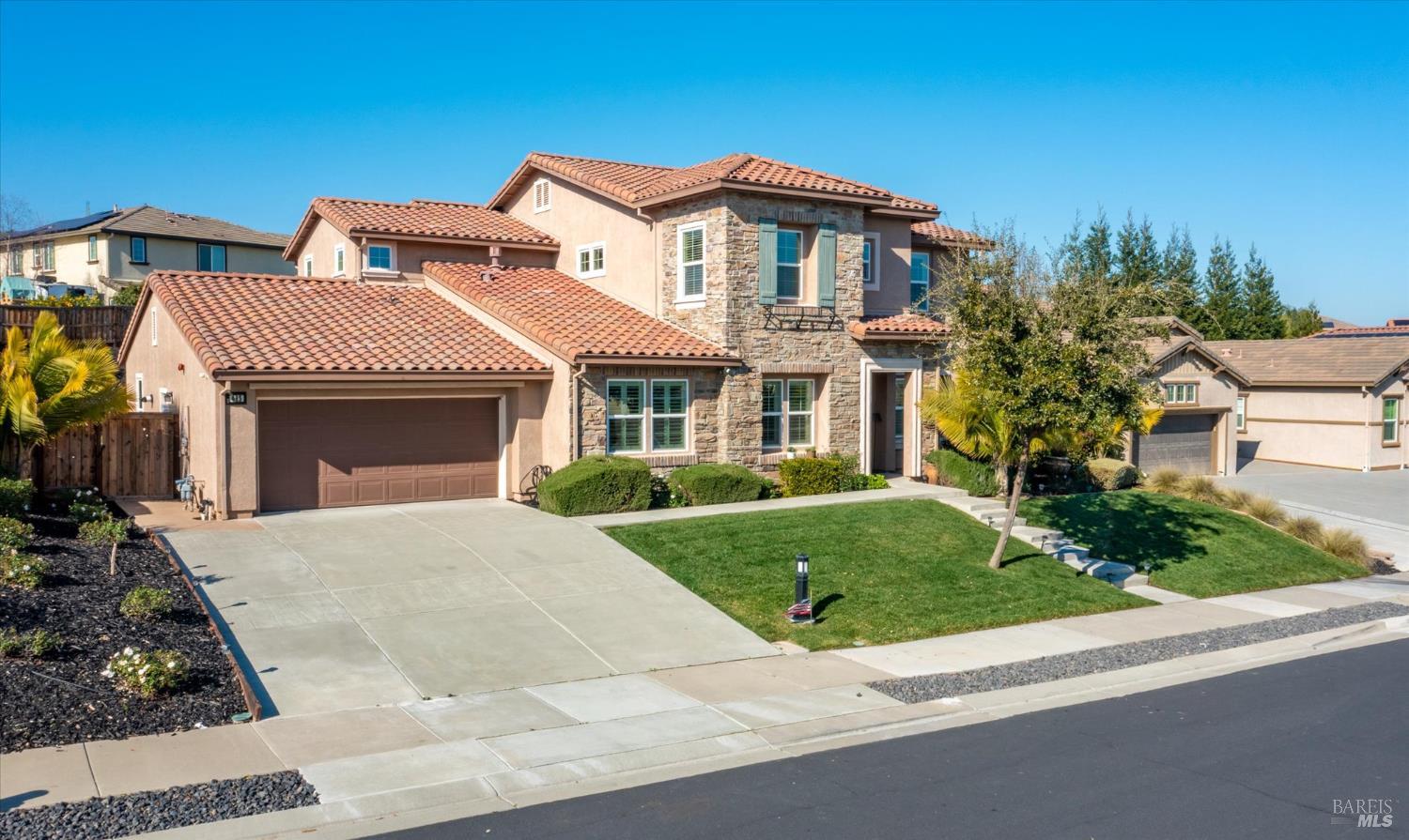 Detail Gallery Image 4 of 73 For 685 Elderberry Loop, Vacaville,  CA 95688 - 5 Beds | 4/1 Baths