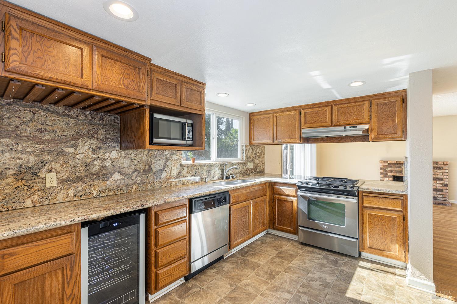Detail Gallery Image 12 of 41 For 380 Claridge Ct, Vacaville,  CA 95687 - 4 Beds | 2/1 Baths