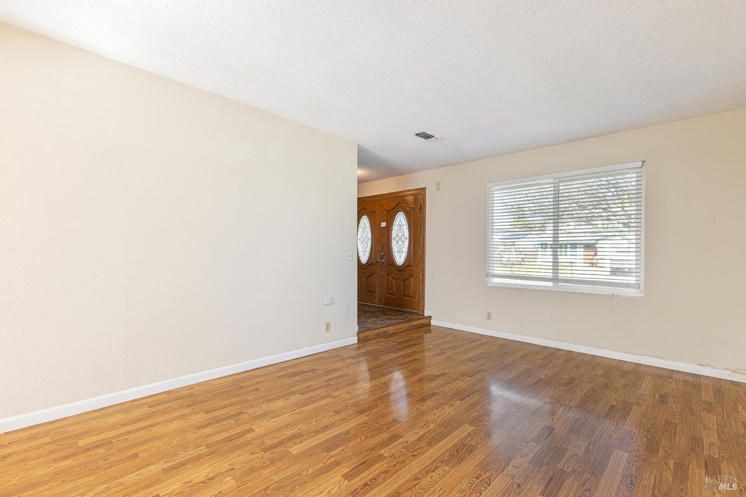 Detail Gallery Image 6 of 41 For 380 Claridge Ct, Vacaville,  CA 95687 - 4 Beds | 2/1 Baths