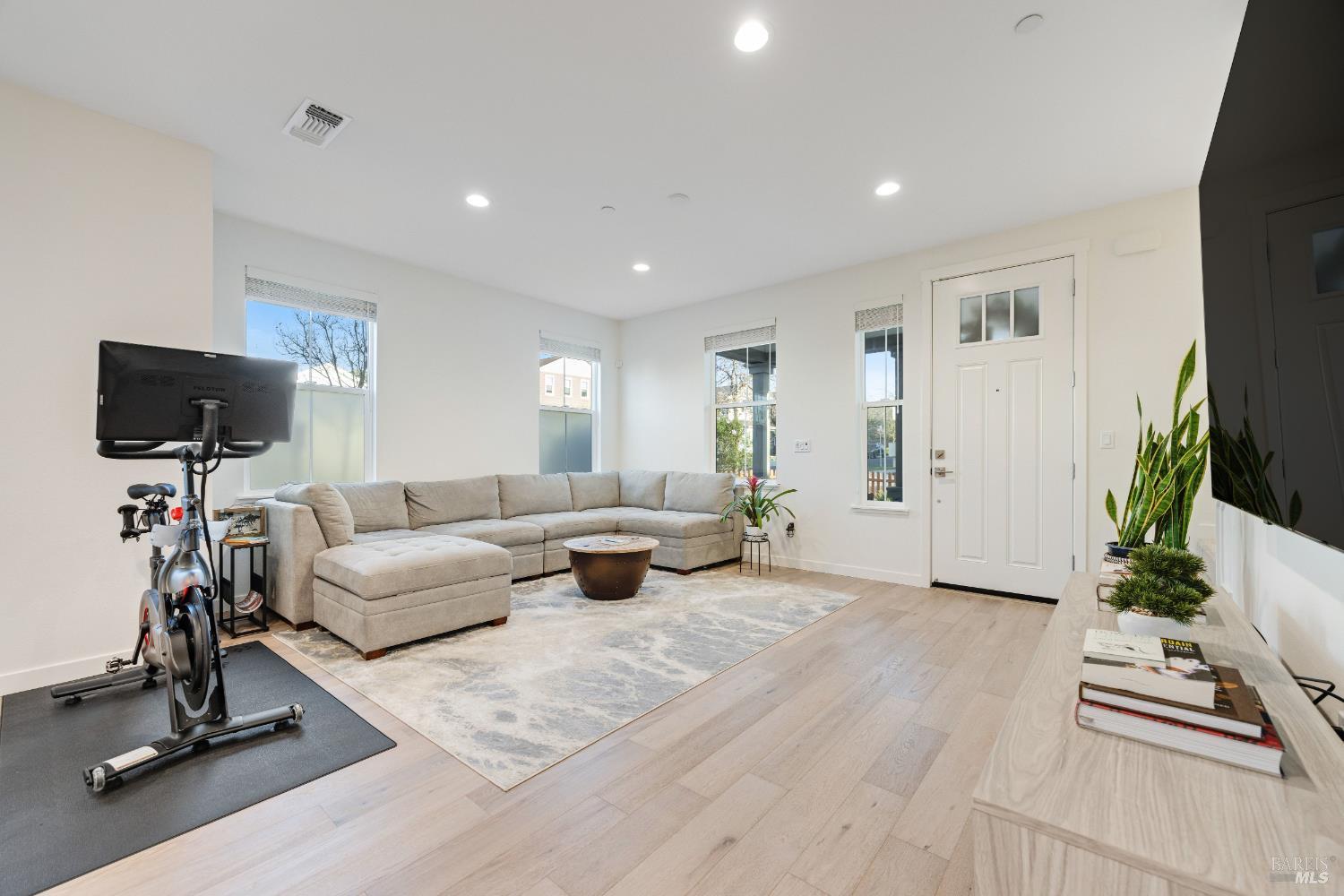 Detail Gallery Image 9 of 44 For 1747 Linden Ln, Santa Rosa,  CA 95404 - 3 Beds | 2/1 Baths