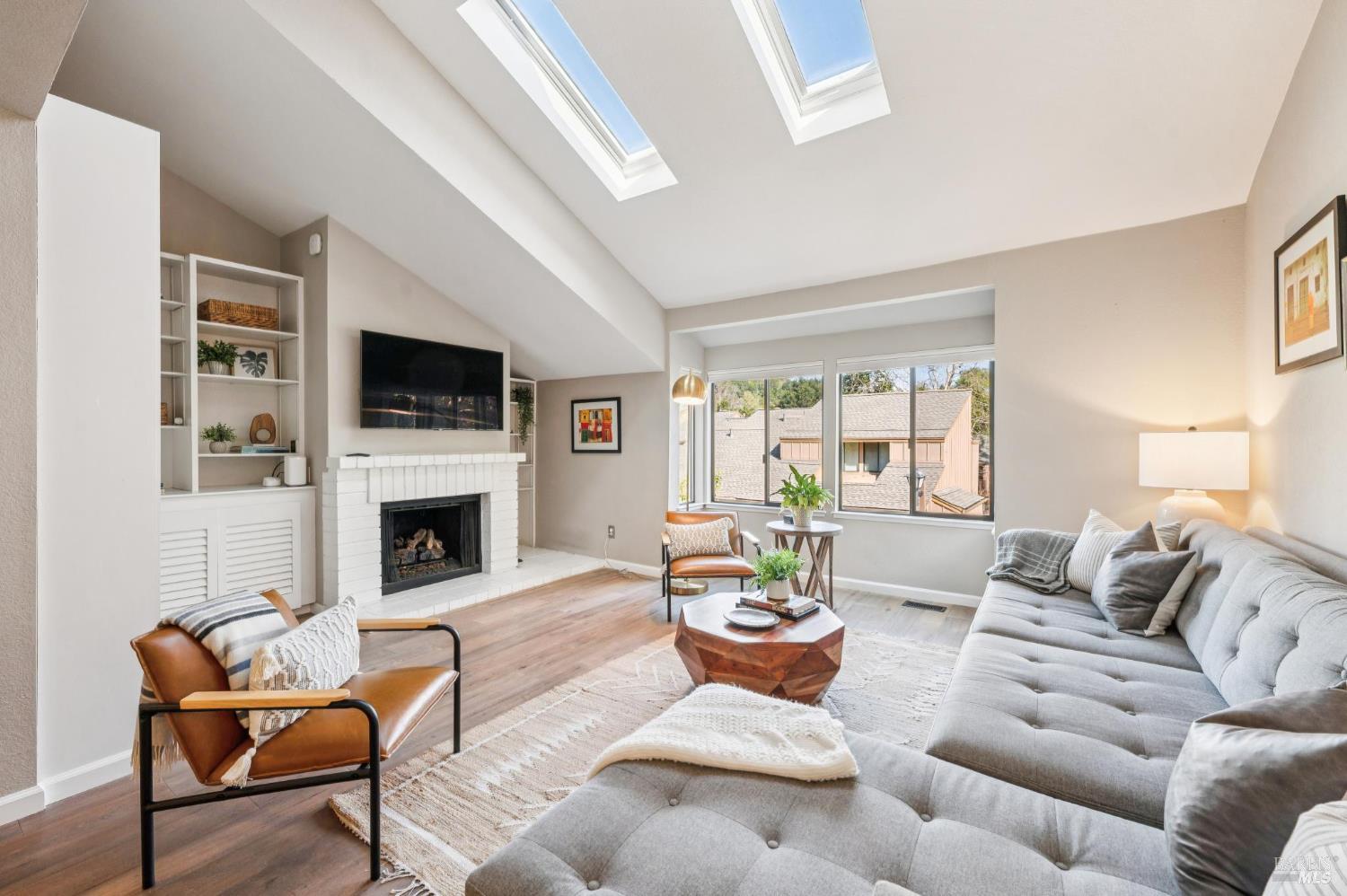 Detail Gallery Image 4 of 52 For 72 Flicker Dr, Novato,  CA 94949 - 2 Beds | 3/1 Baths