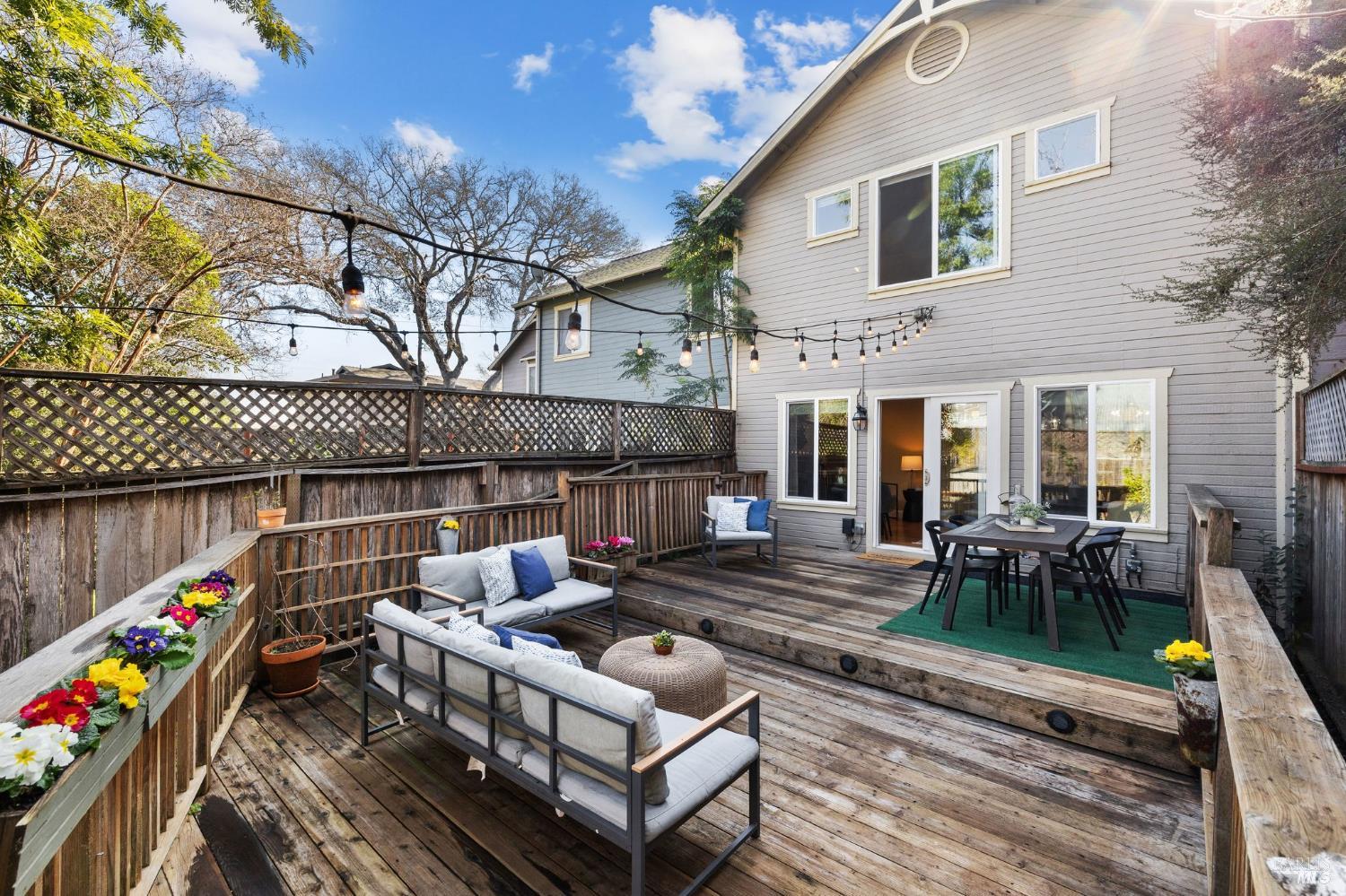 Detail Gallery Image 15 of 54 For 12 Rain Tree Ct, Petaluma,  CA 94952 - 3 Beds | 1/1 Baths