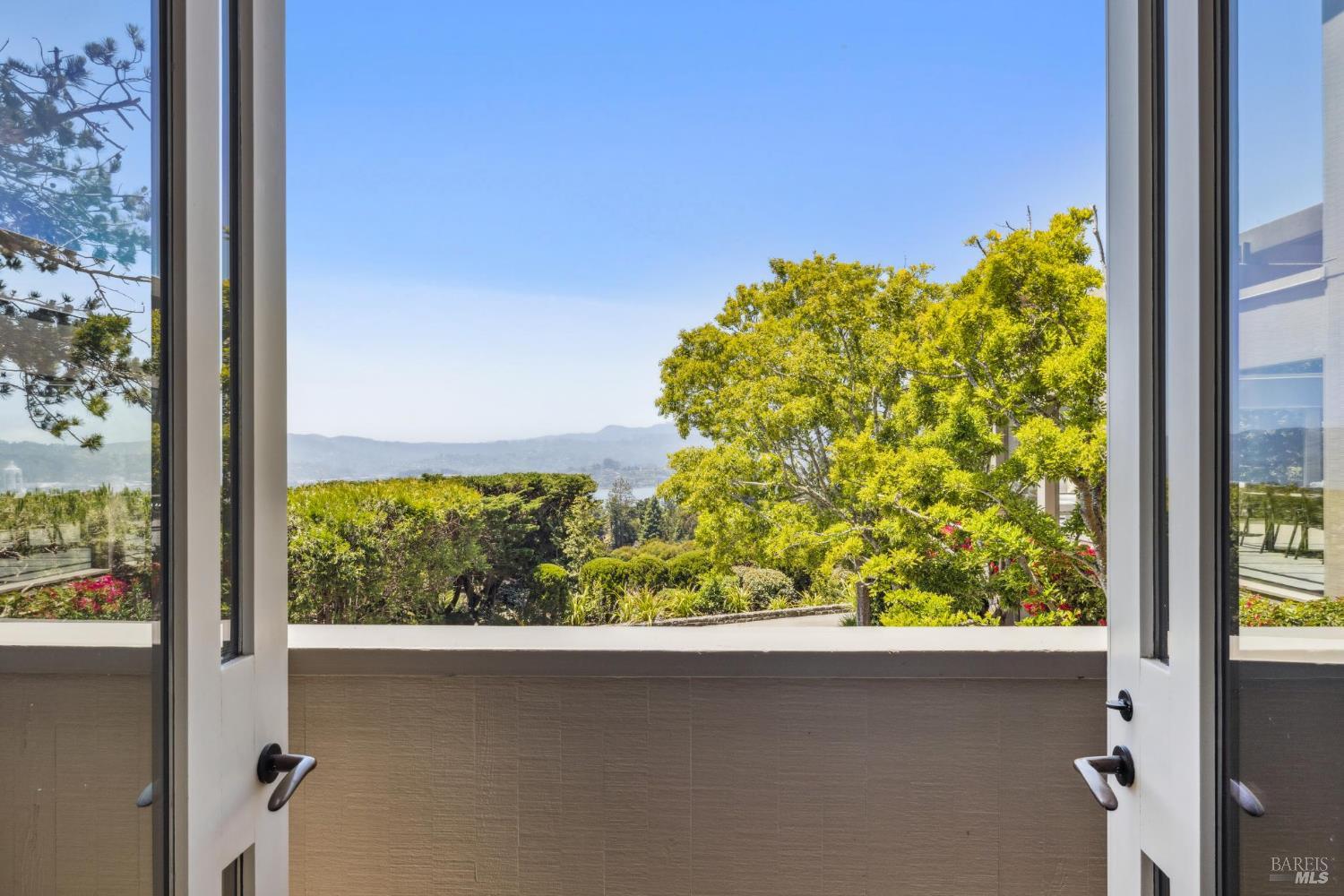Detail Gallery Image 60 of 99 For 83 Mount Tiburon Rd, Tiburon,  CA 94920 - 6 Beds | 5/1 Baths