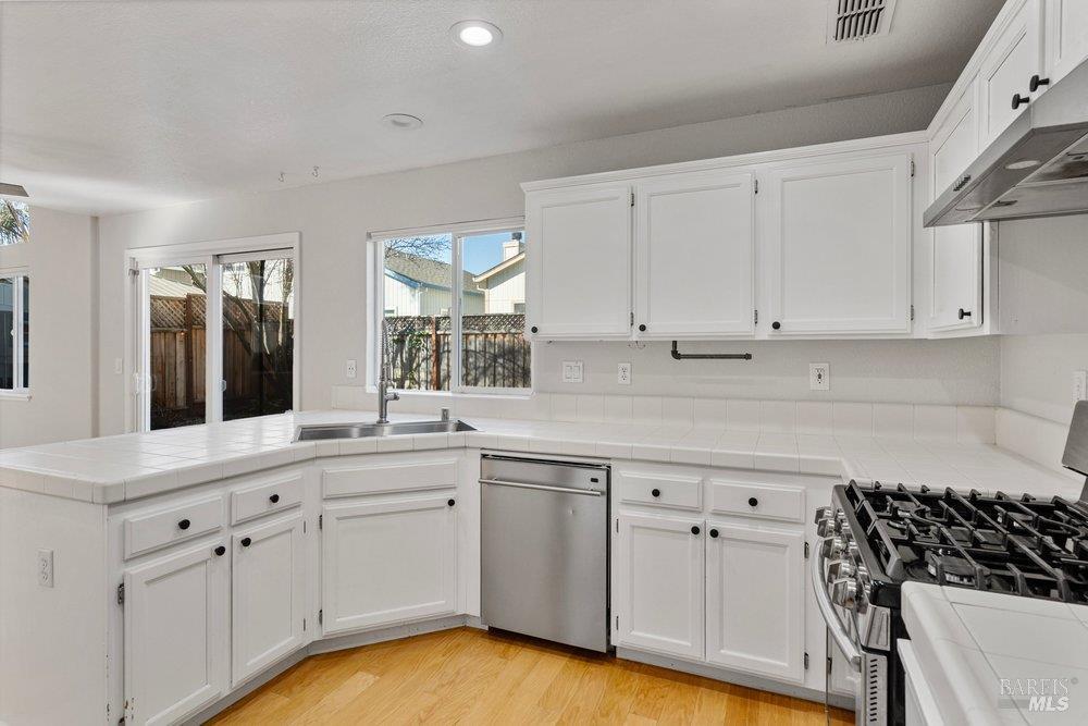 Detail Gallery Image 14 of 77 For 1210 Maple Dr, Rohnert Park,  CA 94928 - 3 Beds | 2/1 Baths