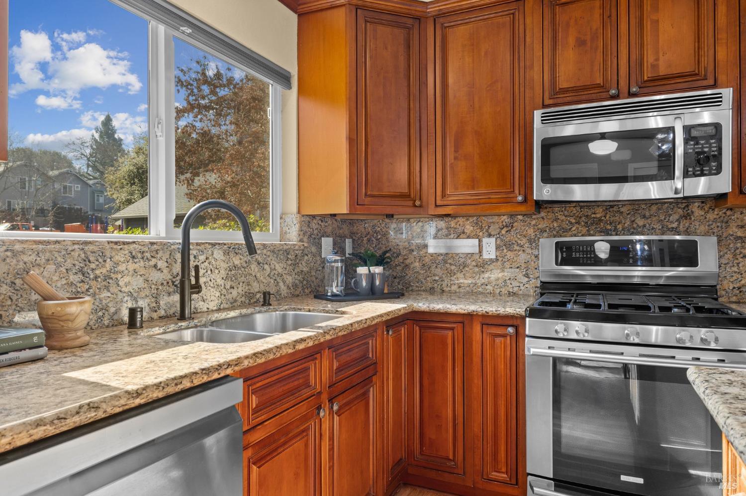 Detail Gallery Image 19 of 54 For 12 Rain Tree Ct, Petaluma,  CA 94952 - 3 Beds | 1/1 Baths