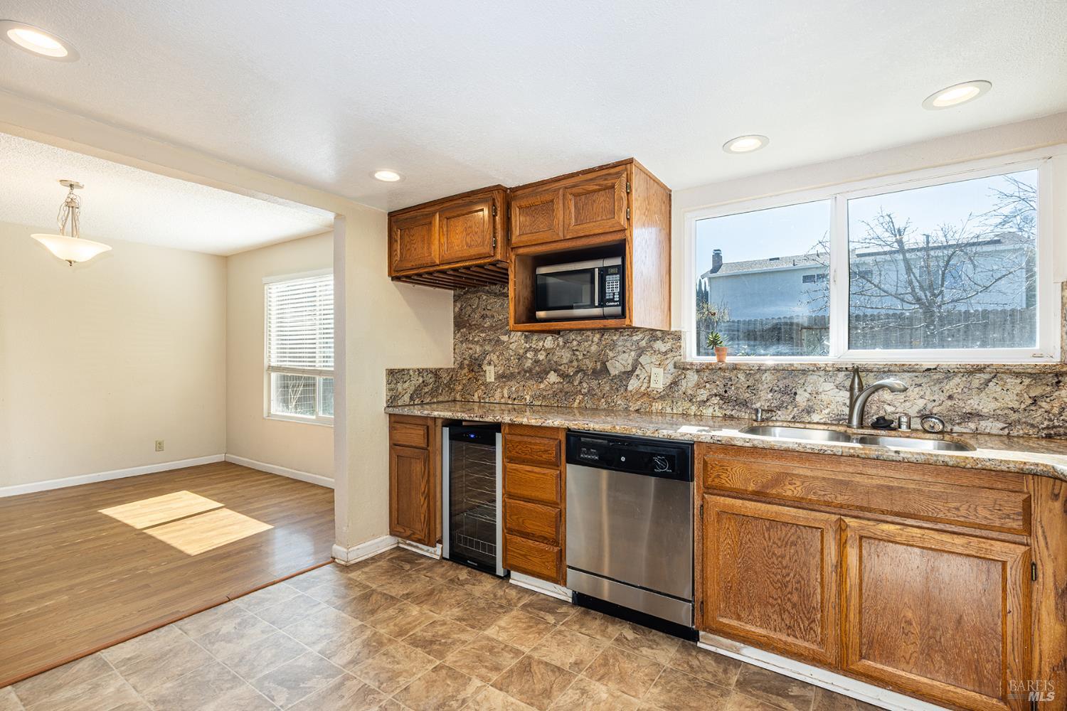 Detail Gallery Image 11 of 41 For 380 Claridge Ct, Vacaville,  CA 95687 - 4 Beds | 2/1 Baths