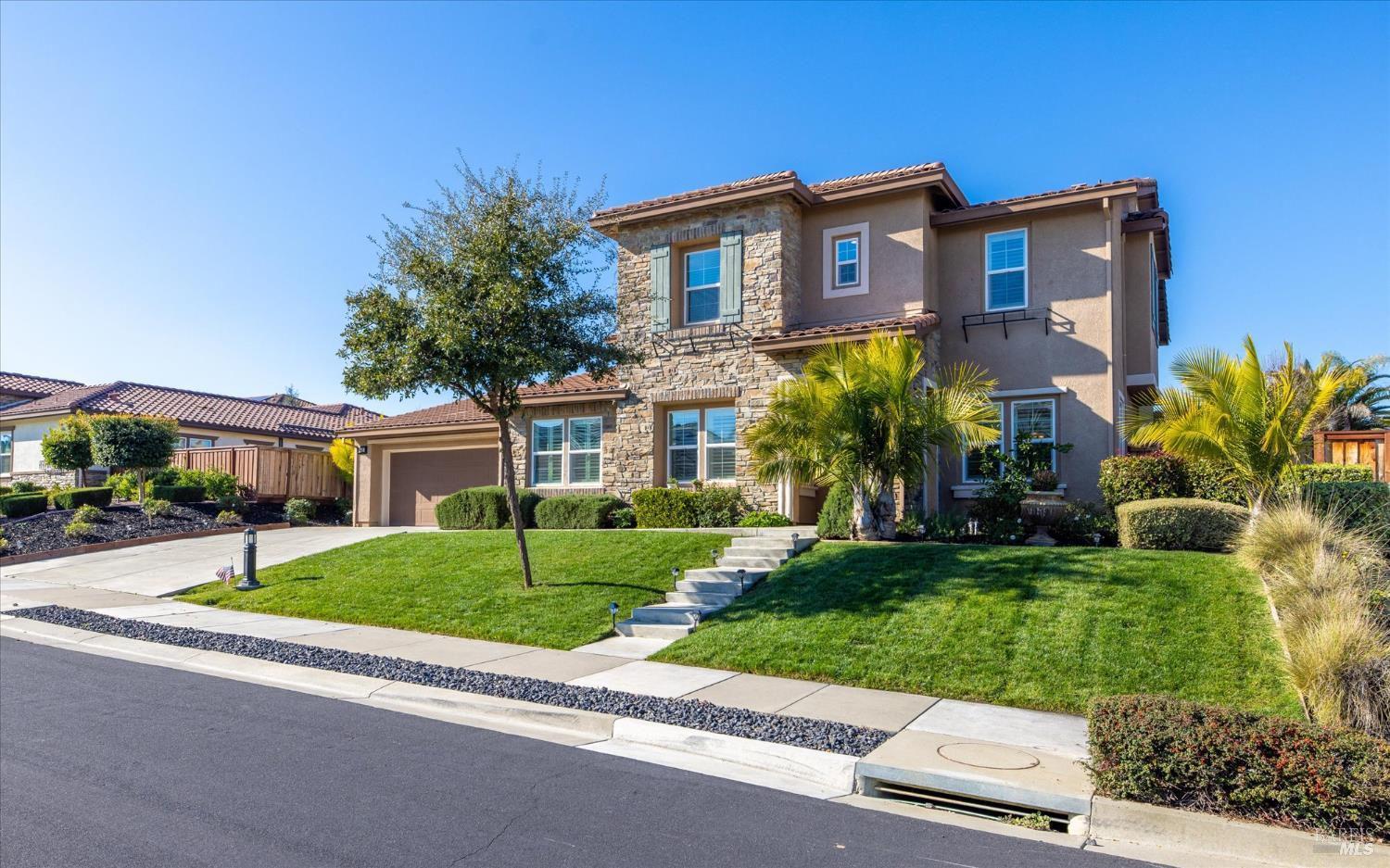 Detail Gallery Image 3 of 73 For 685 Elderberry Loop, Vacaville,  CA 95688 - 5 Beds | 4/1 Baths