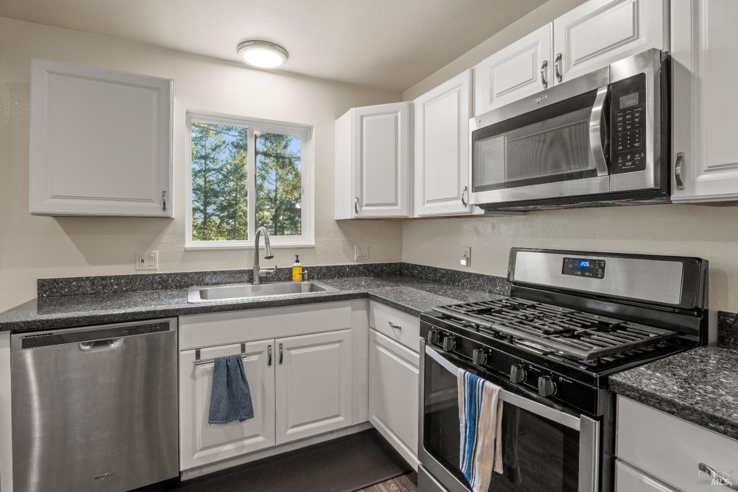 Detail Gallery Image 6 of 18 For 2021 Peacock Dr, Willits,  CA 95490 - 3 Beds | 2 Baths