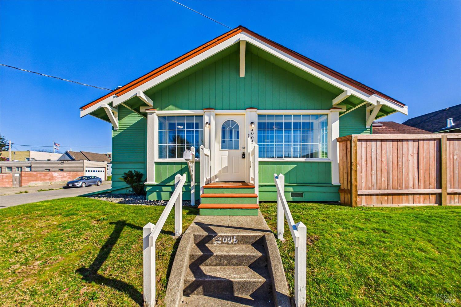 Detail Gallery Image 4 of 44 For 2005 I St, Eureka,  CA 95501 - 3 Beds | 2 Baths