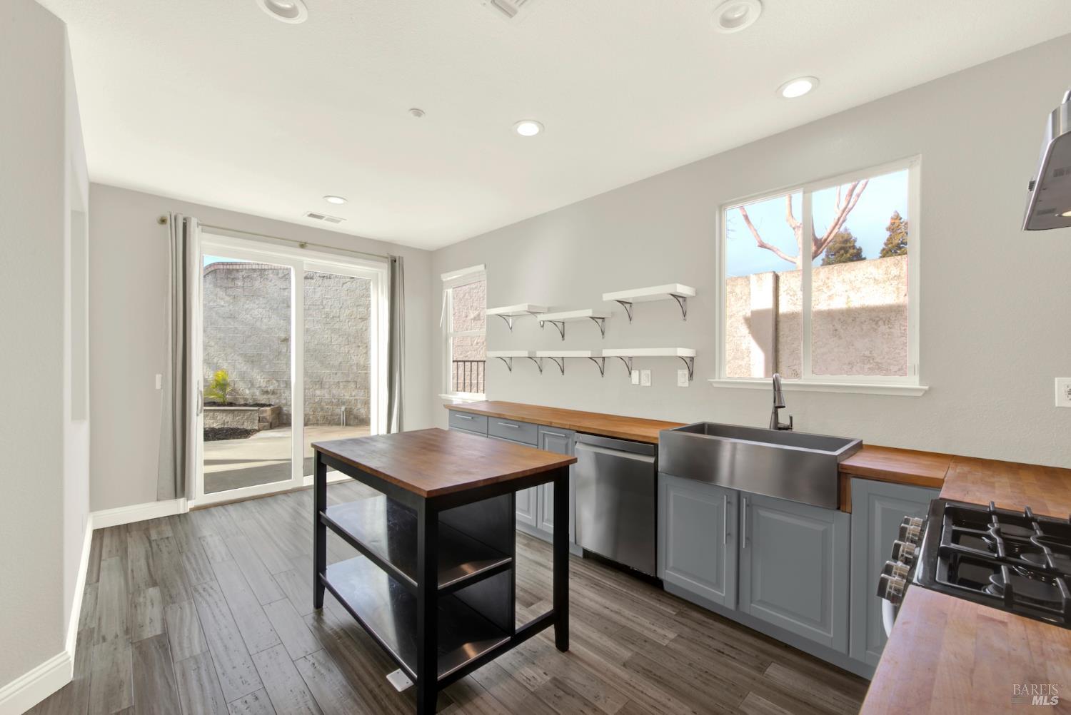 Detail Gallery Image 11 of 37 For 702 Racoon Ct, Fairfield,  CA 94533 - 3 Beds | 2/1 Baths