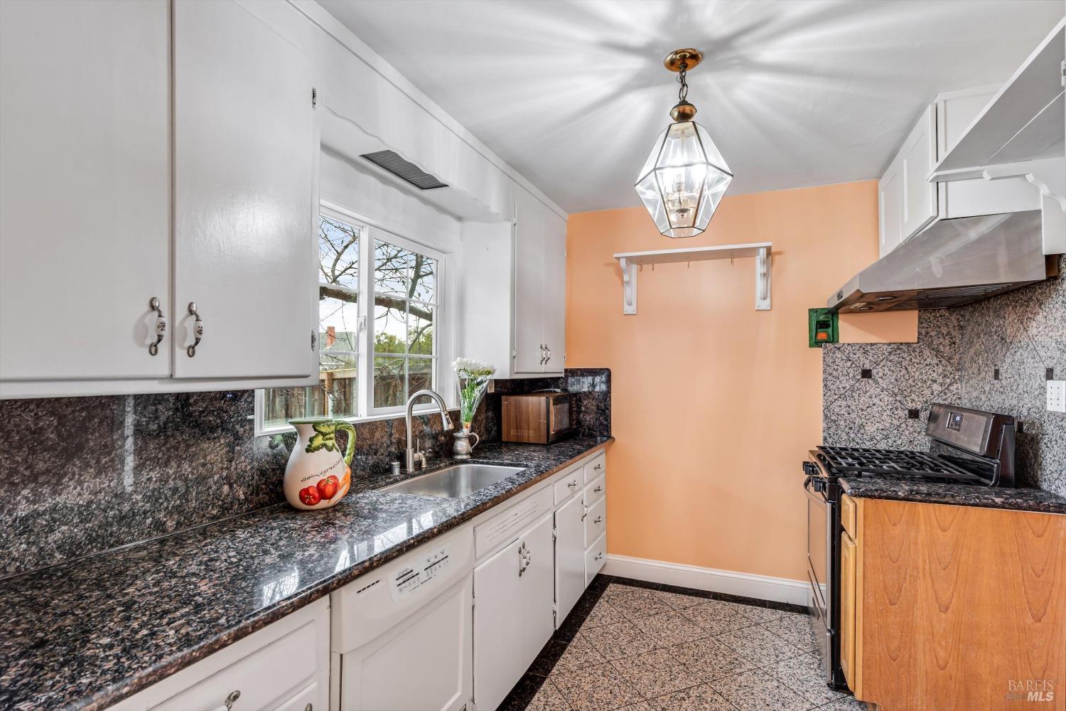 Detail Gallery Image 5 of 14 For 706 Porter St, Vallejo,  CA 94590 - 4 Beds | 2/1 Baths